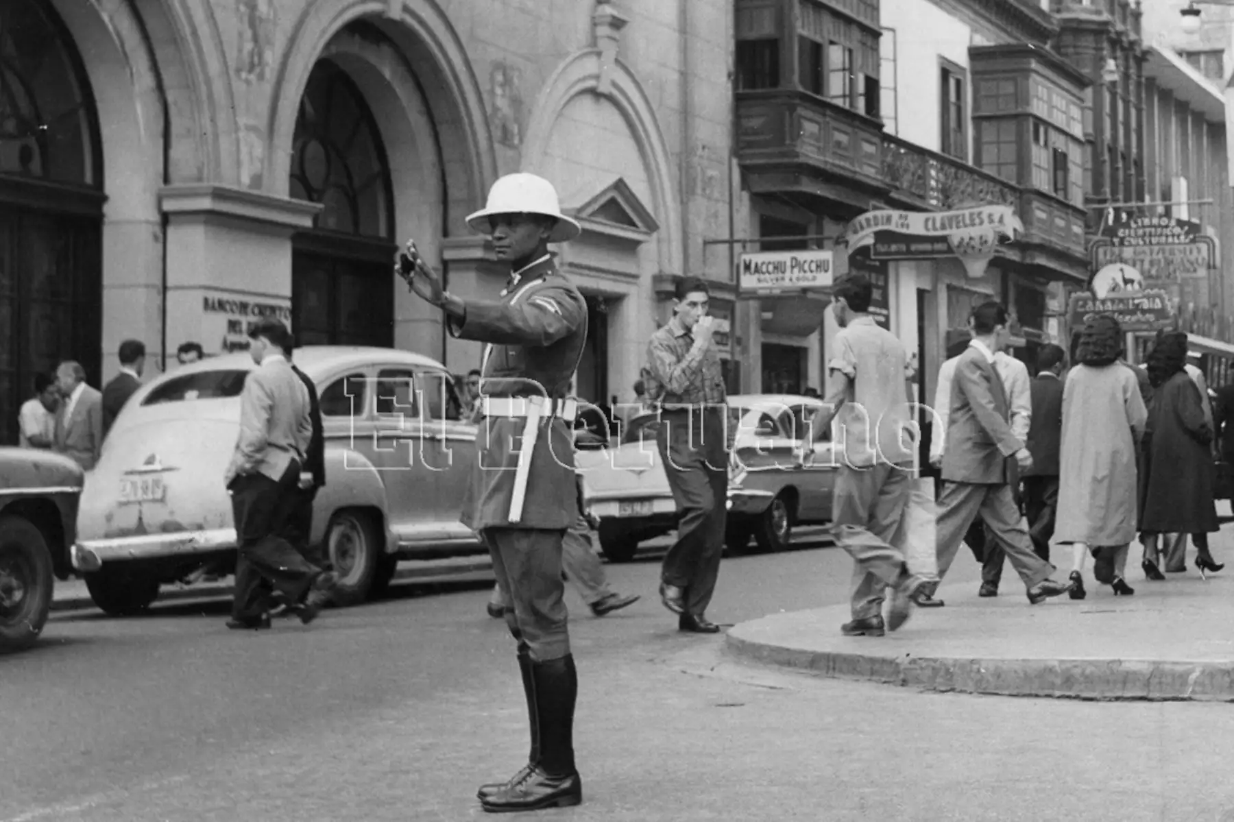 El sargento Reynaldo Nonone dirige el tránsito en el Centro de Lima (1959). Foto: Archivo Histórico de EL PERUANO