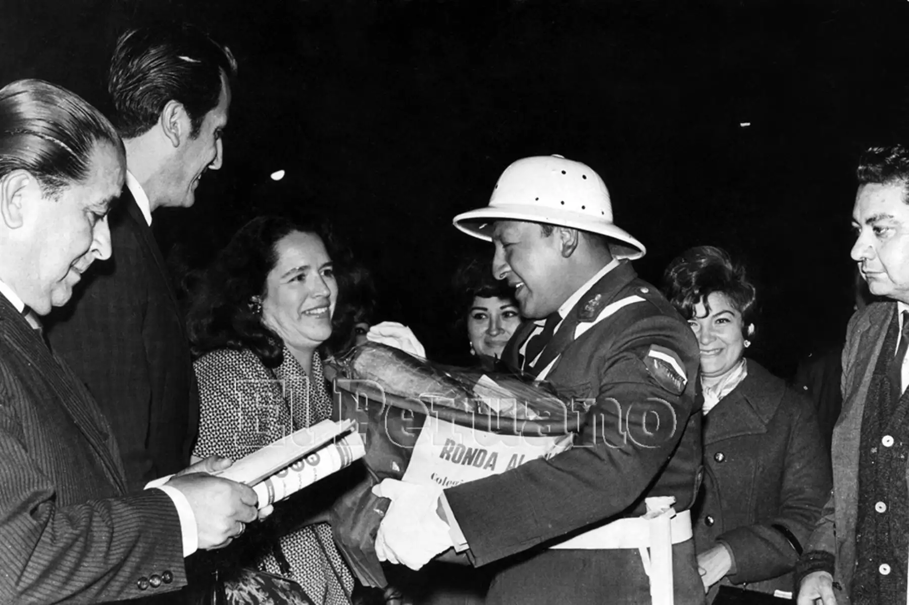 Ciudadanos entregan a un policía de tránsito en servicio  la "Ronda de la Policía" con provisiones en el Día de la Guardia Civil (1970). Foto: Archivo Histórico de EL PERUANO