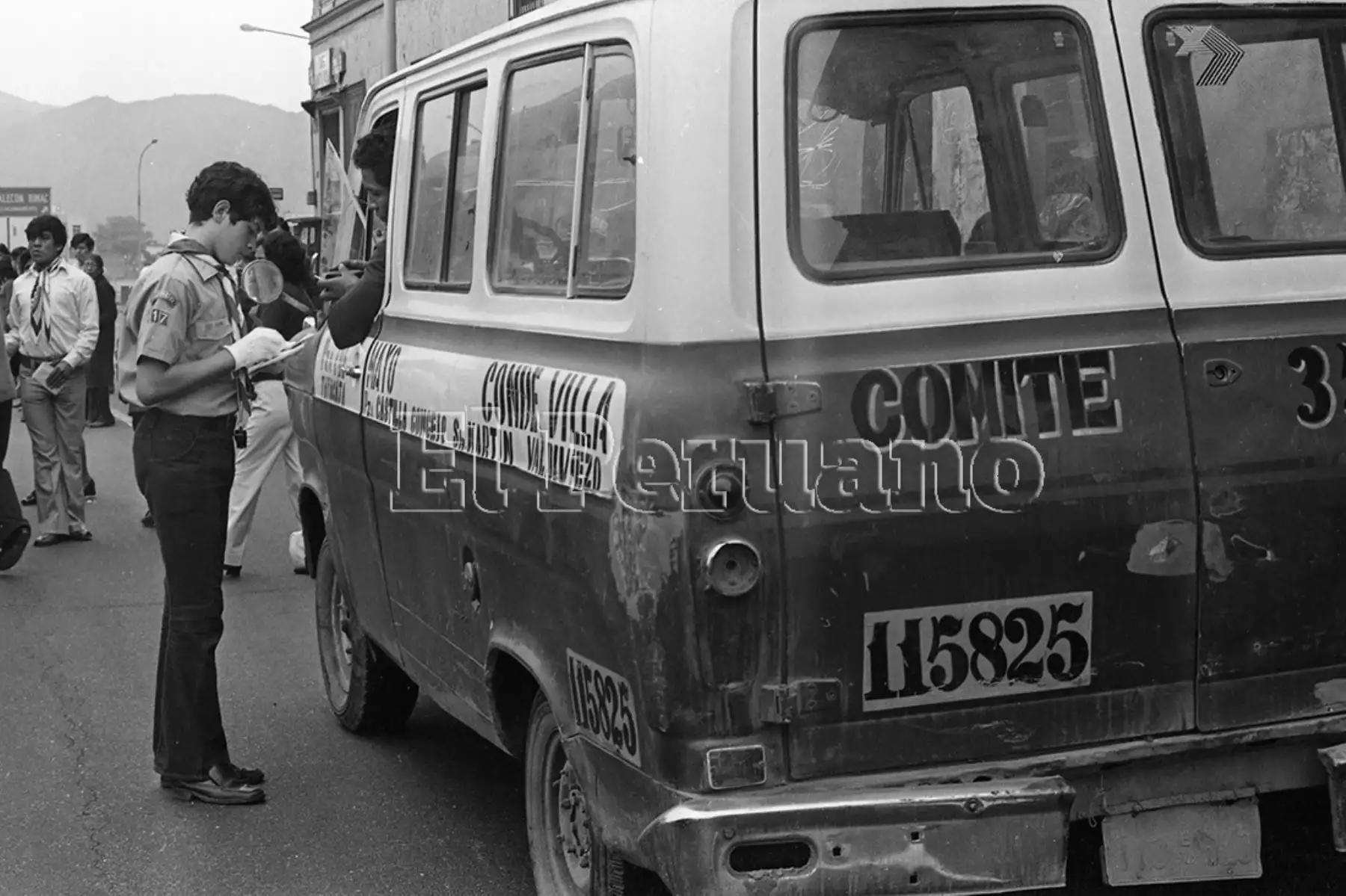 Boys Scout dirigen el tránsito en el Día de la Guardia Civil y de Santa Rosa de Lima (1974). Foto: Archivo Histórico de EL PERUANO / Orlando Adrianzen