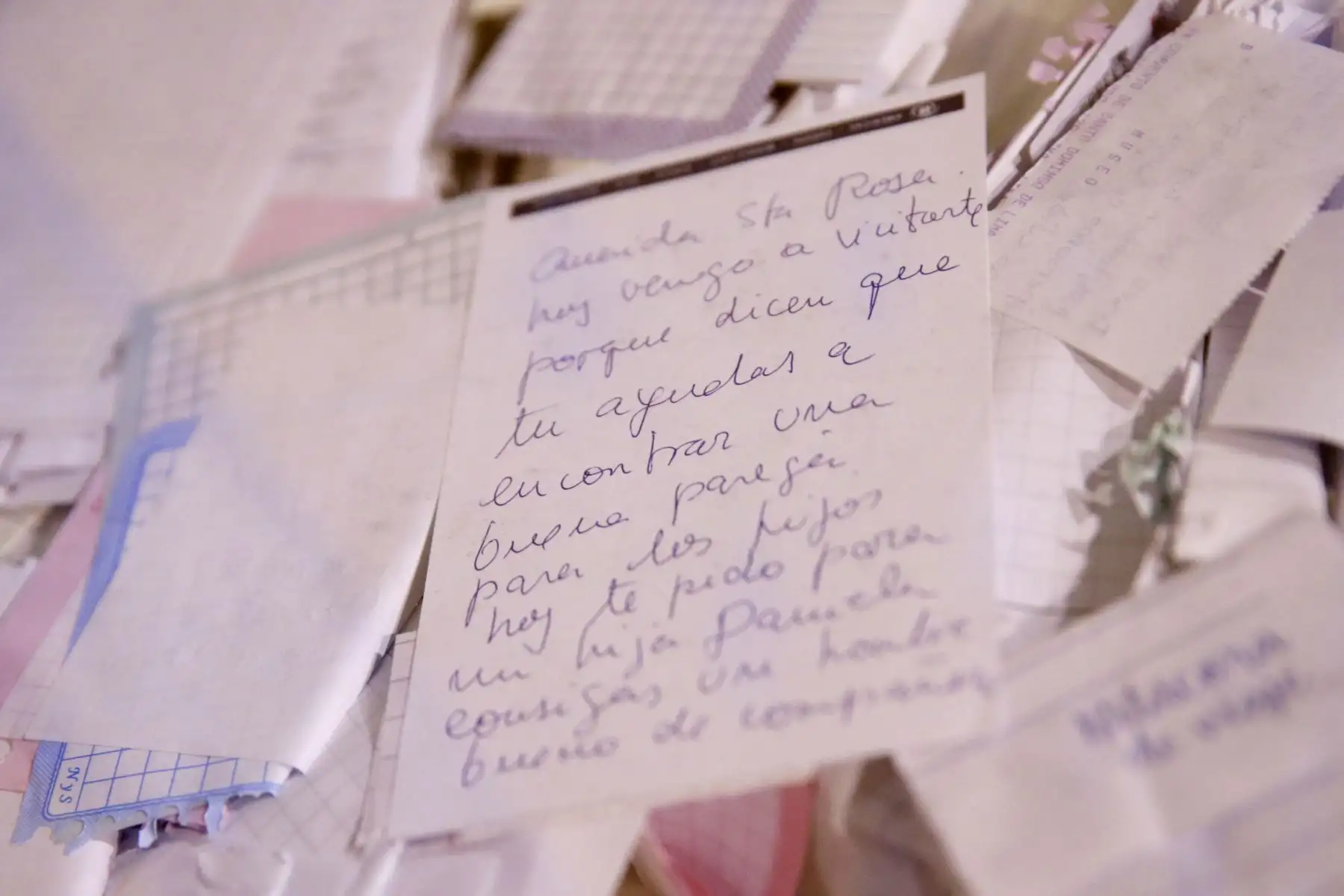 Carta de uno de los tantos fieles de santa Rosa que visitan el convento de Santo Domingo Foto: ANDINA/Melina Mejía.