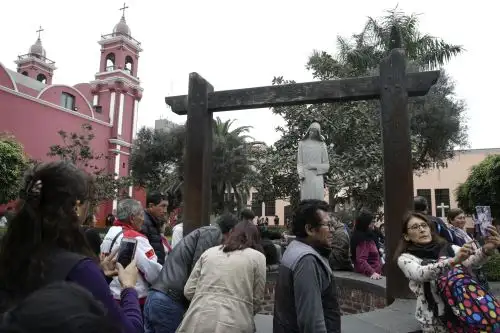 El pozo de los deseos, ubicado en el santuario de la avenida Tacna, en el Centro de Lima. Foto: ANDINA/Melina Mejía.