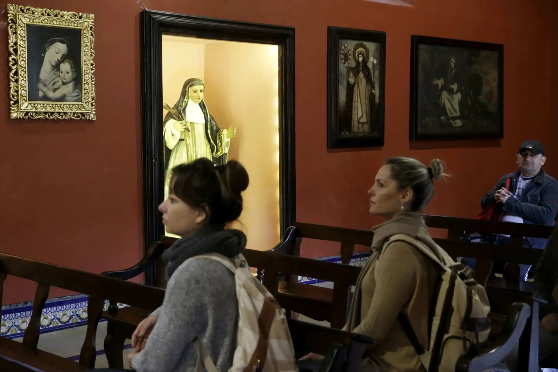 Turistas visitan la capilla de Santa Rosa de Lima. Foto: ANDINA/Melina Mejía.