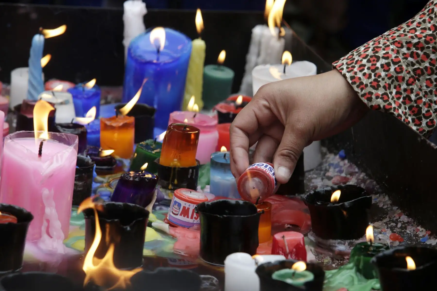Fieles encienden velas para pedir milagros a Santa Rosa. Foto: ANDINA/Melina Mejía