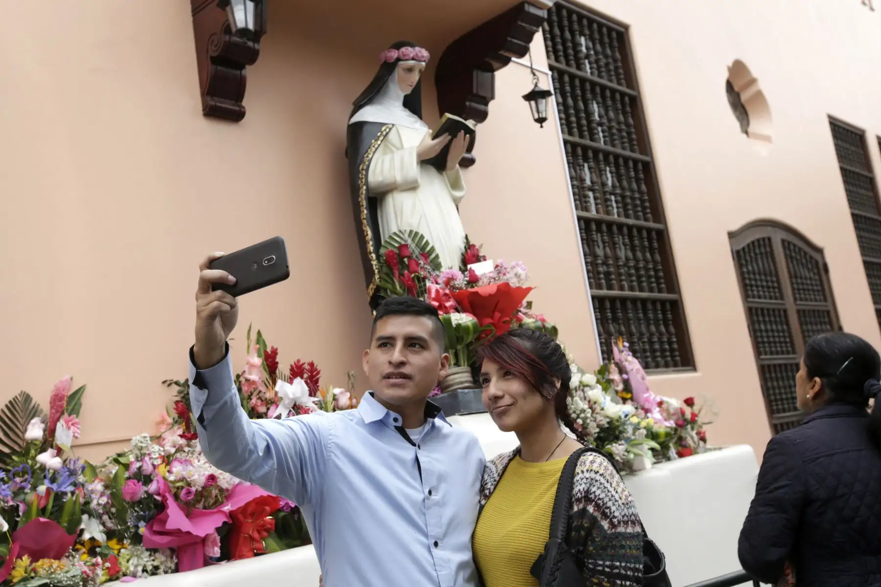 Pareja de novios hacen selfie con una imagen de Santa Rosa. Foto: ANDINA/Melina Mejía