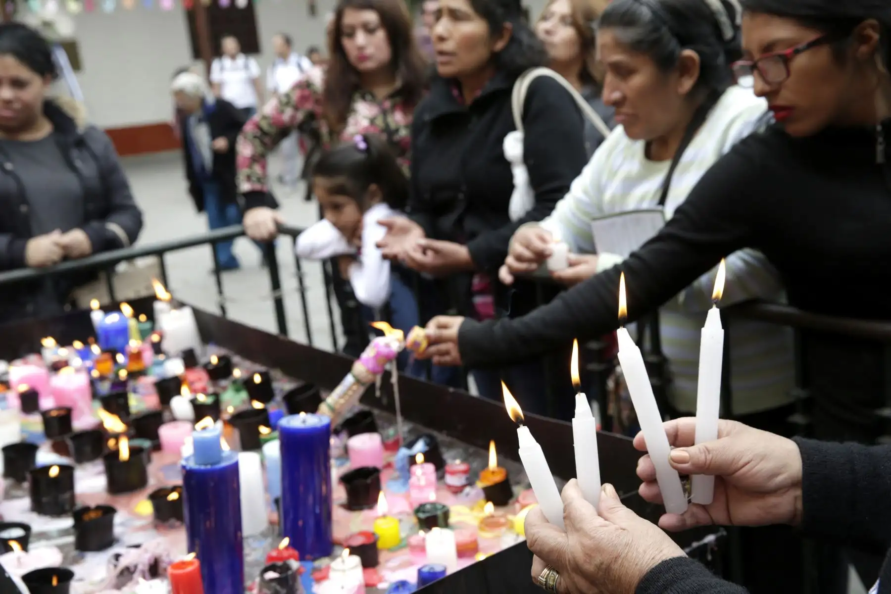 Fieles encienden velas para pedir milagros a Santa Rosa. Foto: ANDINA/Melina Mejía