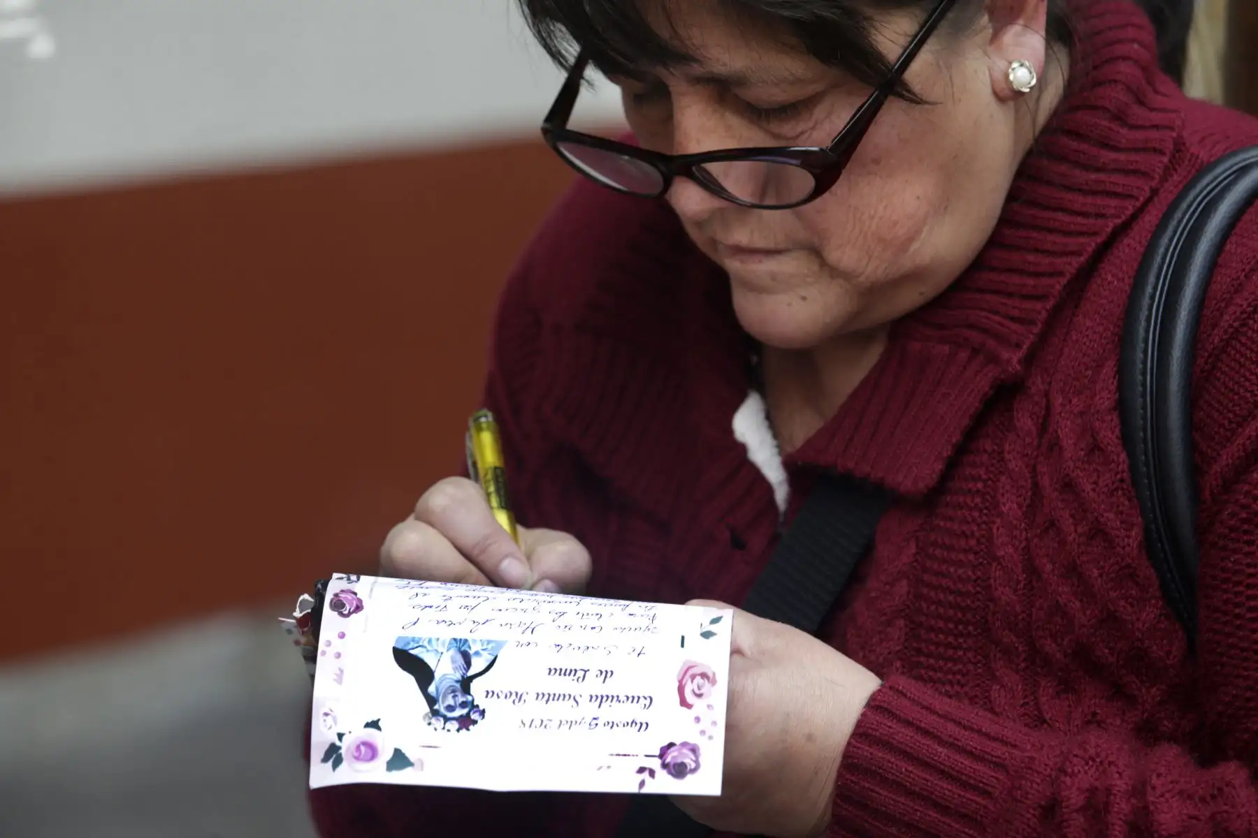 Son miles de fieles que escriben sus cartas para pedirle milagros a Santa Rosa de Lima. Foto: ANDINA/Melina Mejía