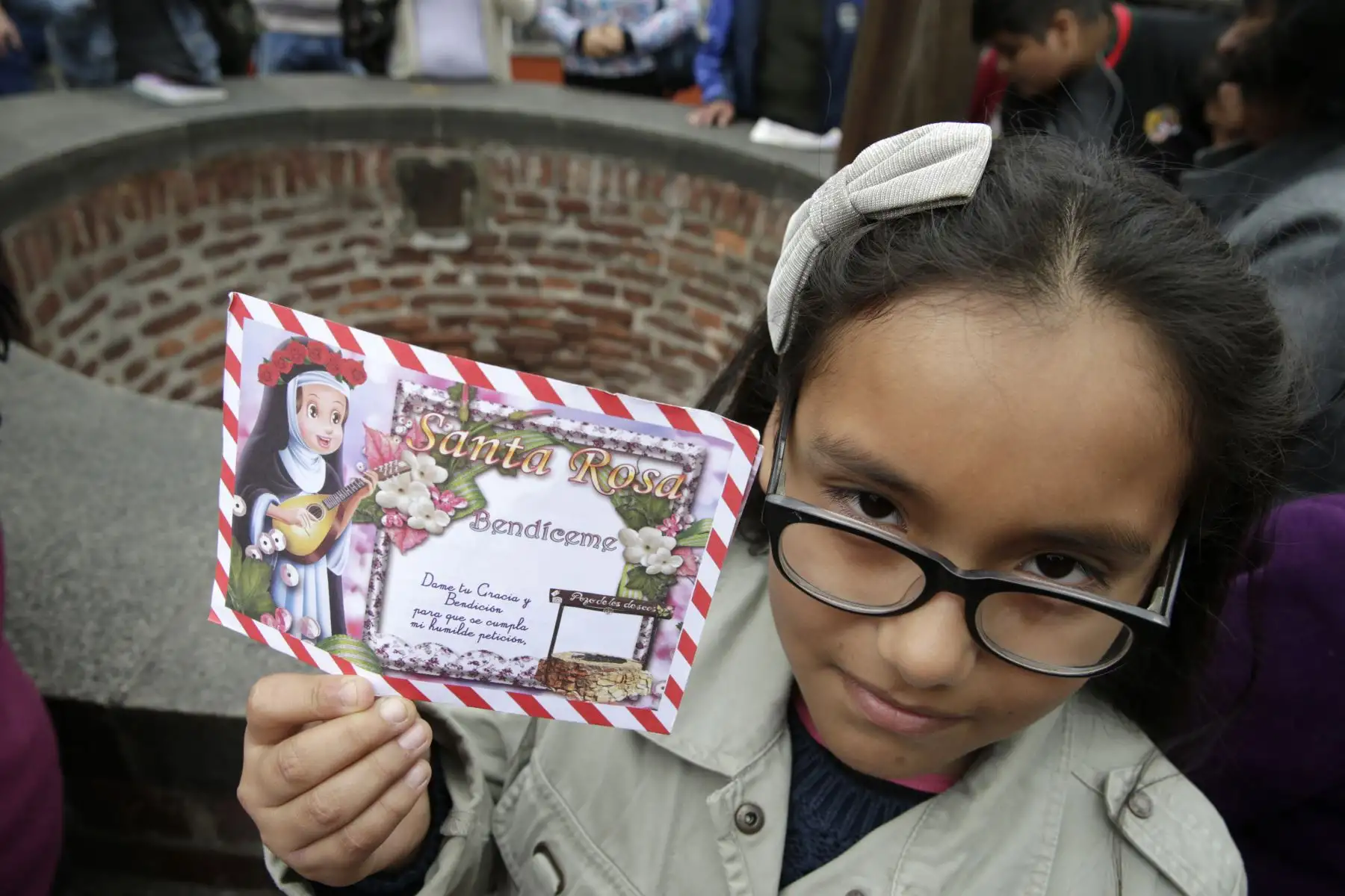 Niña muestra la carta que arrojará en el pozo de los deseos. Foto: ANDINA/Melina Mejía