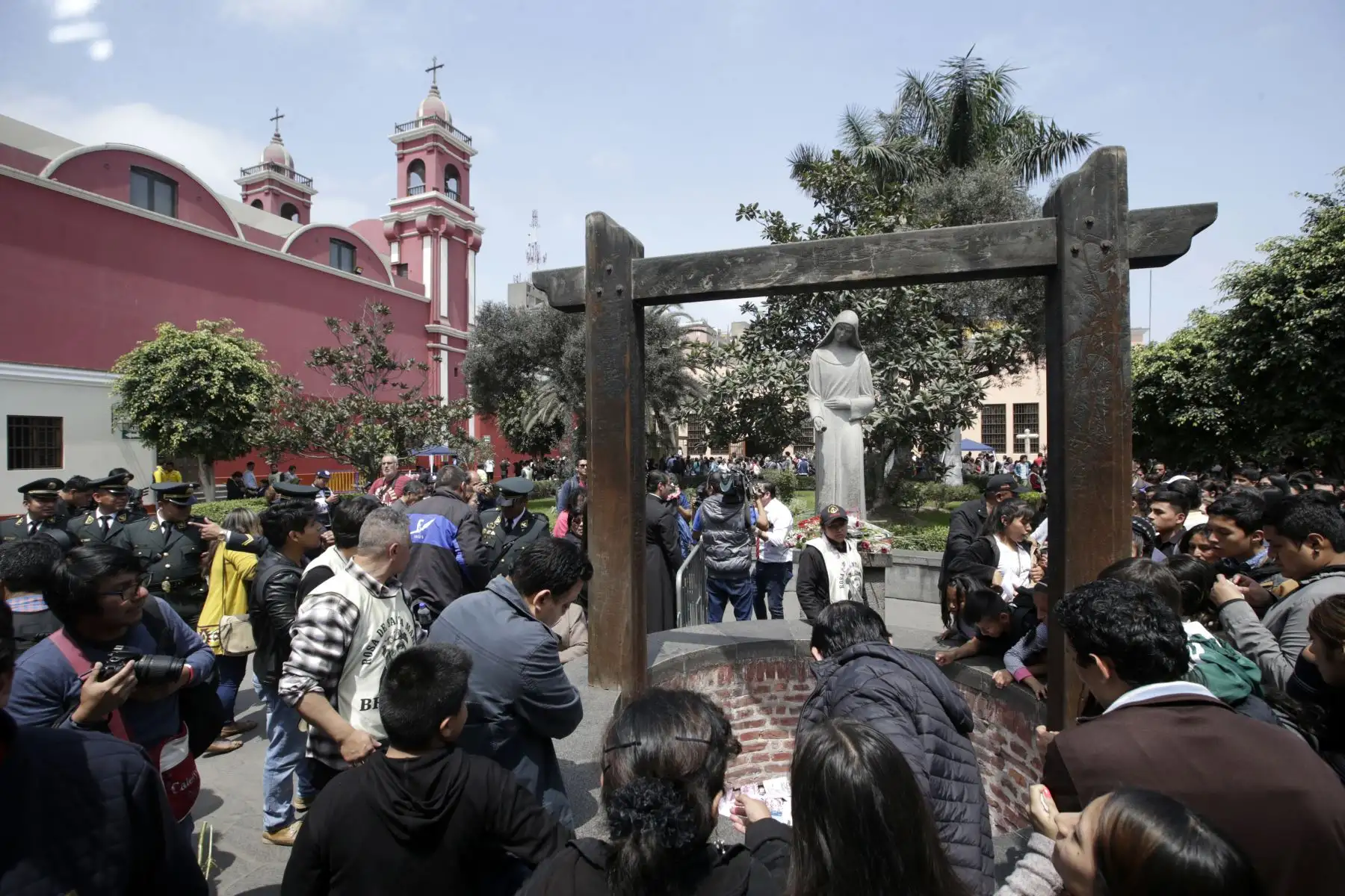 Miles de personas visitan el convento de Santa Rosa y arrojan sus cartas en el pozo. Foto: ANDINA/Melina Mejía