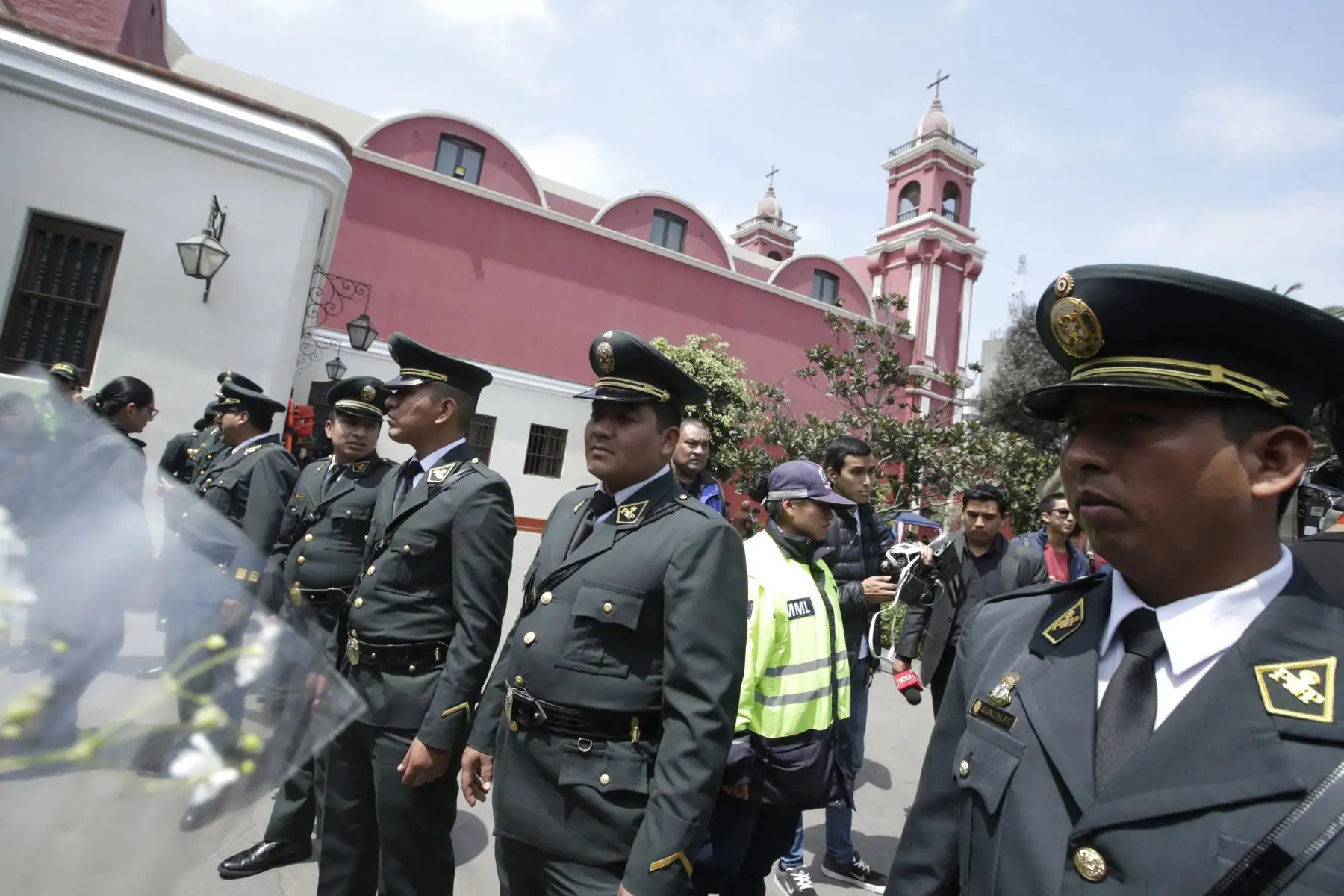 Policia Nacional resguarda la seguridad durante la visita de los fieles en el día de Santa Rosa de Lima. Foto: ANDINA/Melina Mejía