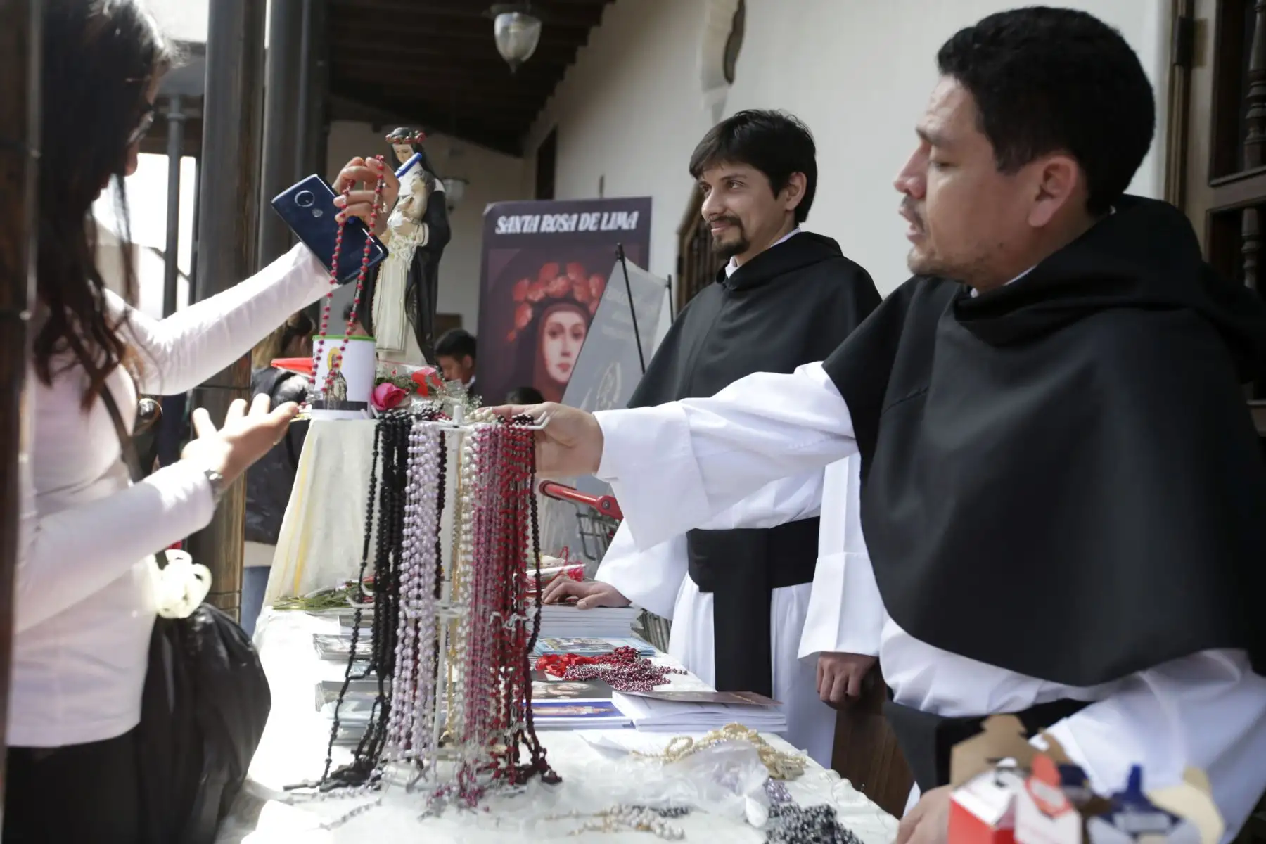 Venta de "souvenirs" en el santuario Santa Rosa de Lima. Foto: ANDINA/Melina Mejía.