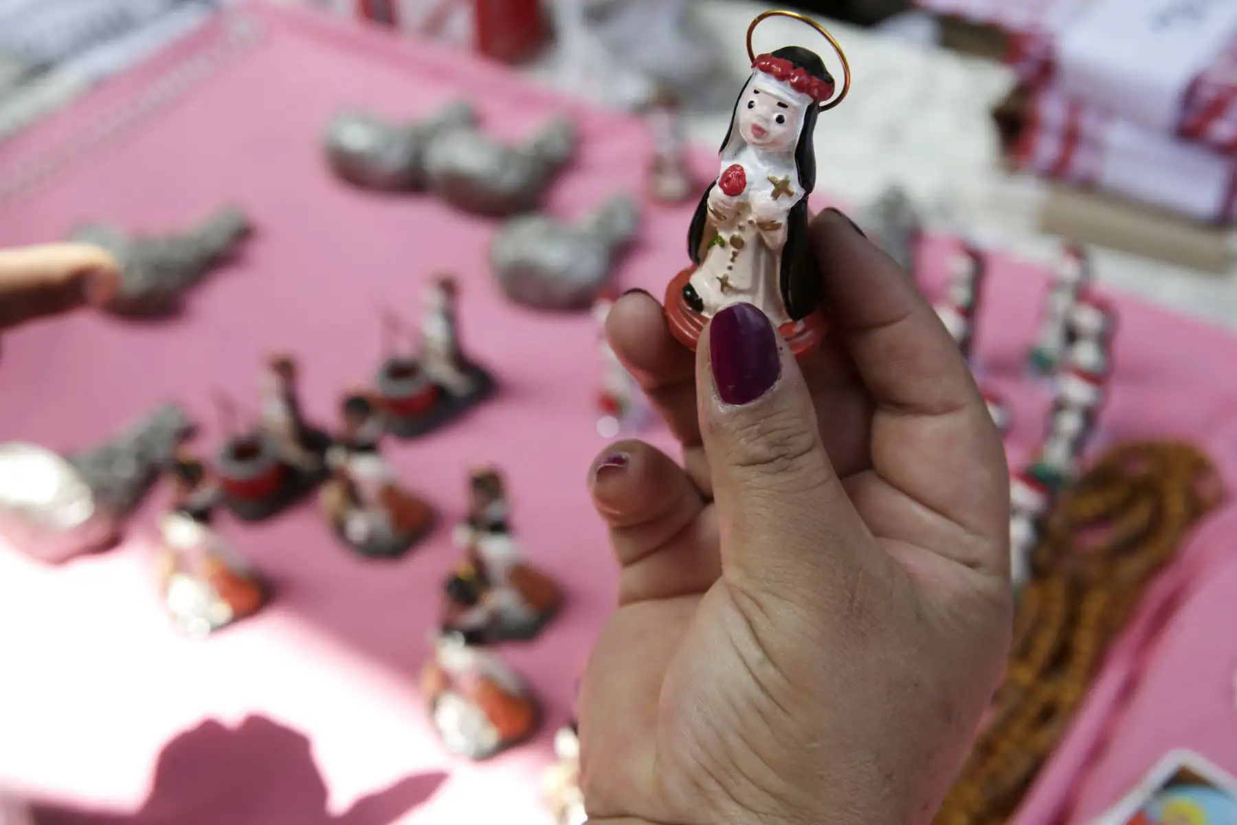 Venta de "souvenirs" en el santuario Santa Rosa de Lima. Foto: ANDINA/Melina Mejía.