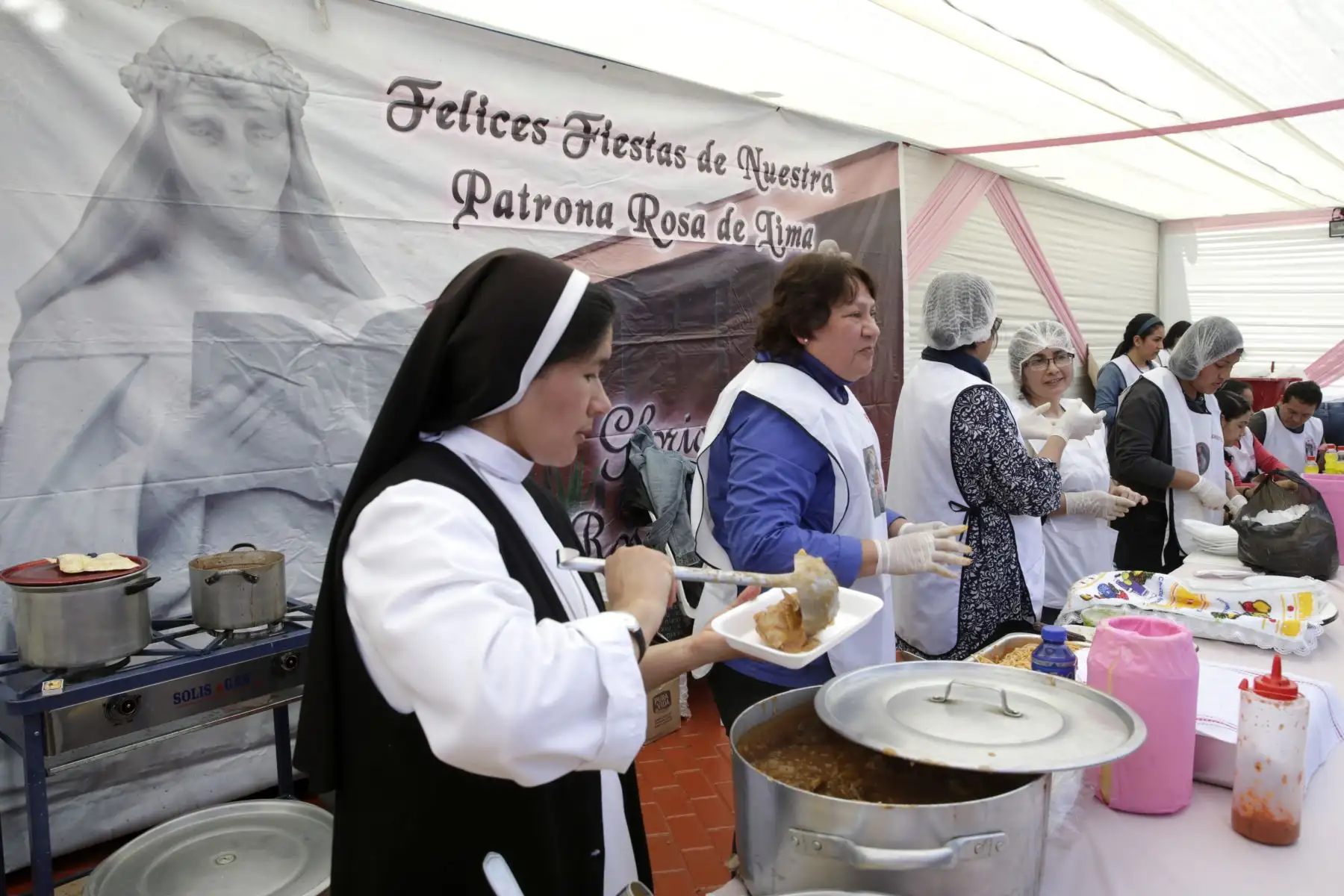 Venta de comida en el Día de Santa Rosa. Foto: ANDINA/Melina Mejía.