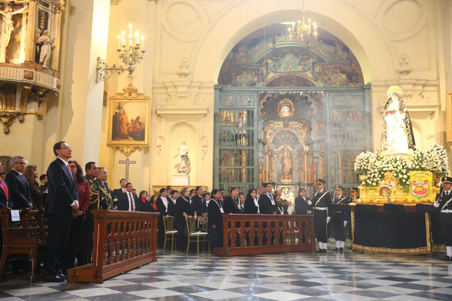 Presidente de la República, Martín Vizcarra, asiste a misa en homenaje a santa Rosa de Lima, en la Basílica Catedral. Foto: ANDINA/Prensa Presidencia.