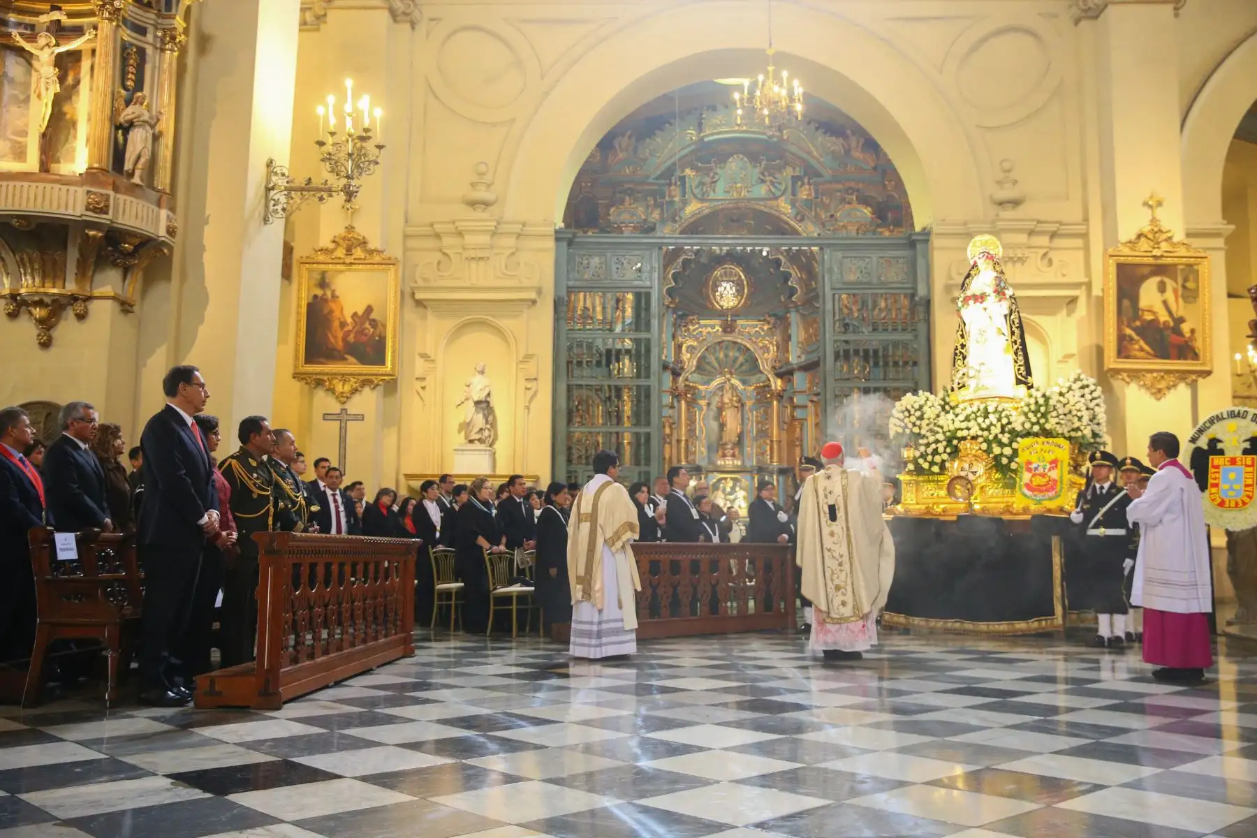 Presidente de la República, Martín Vizcarra, asiste a misa en homenaje a santa Rosa de Lima, en la Basílica Catedral. Foto: ANDINA/Prensa Presidencia.