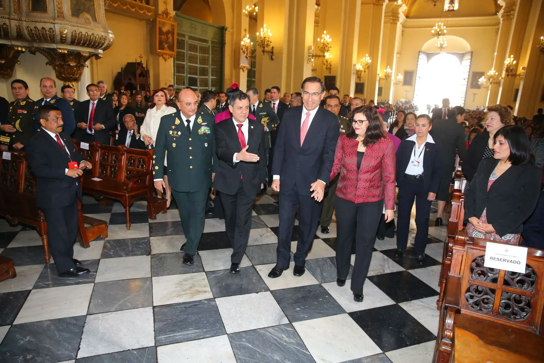 Presidente de la República, Martín Vizcarra, asiste a misa en homenaje a santa Rosa de Lima, en la Basílica Catedral. Foto: ANDINA/Prensa Presidencia.