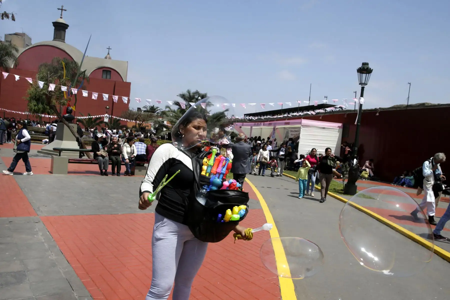 Mujer vende juegos con burbujas el Día de Santa Rosa. Foto: ANDINA/Melina Mejía.