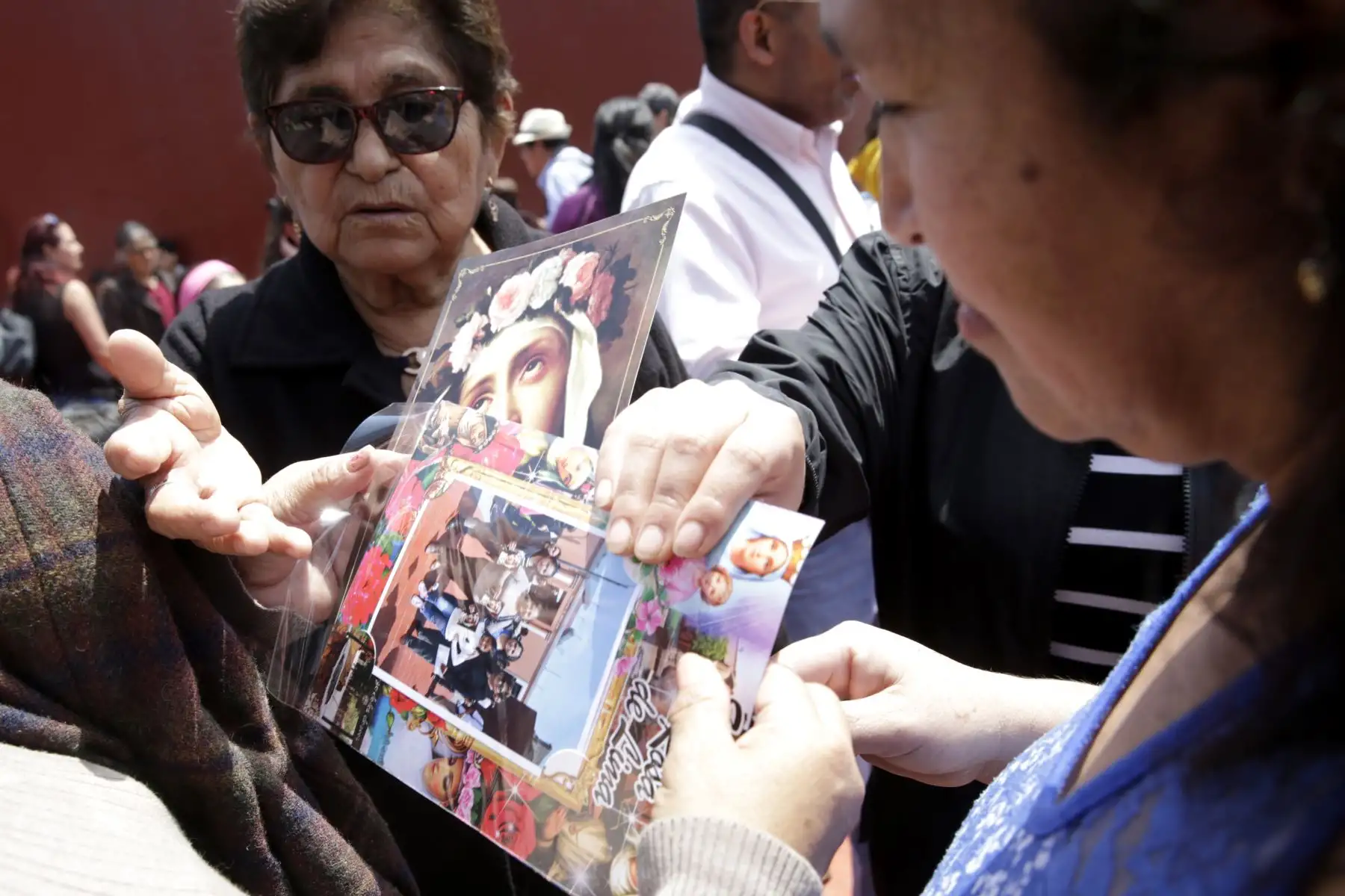 Venta de fotografías en el Día de Santa Rosa. Foto: ANDINA/Melina Mejía.