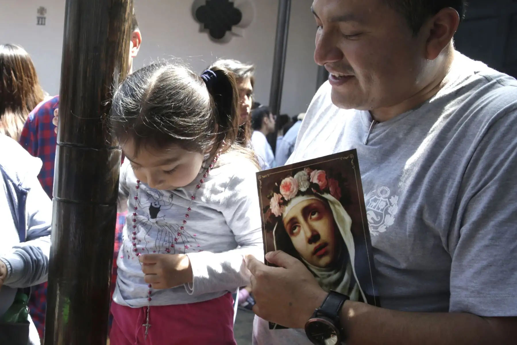 Padre y su hija compran souvenirs durante su visita a la iglesia Santa Rosa. Foto: ANDINA/Melina Mejía