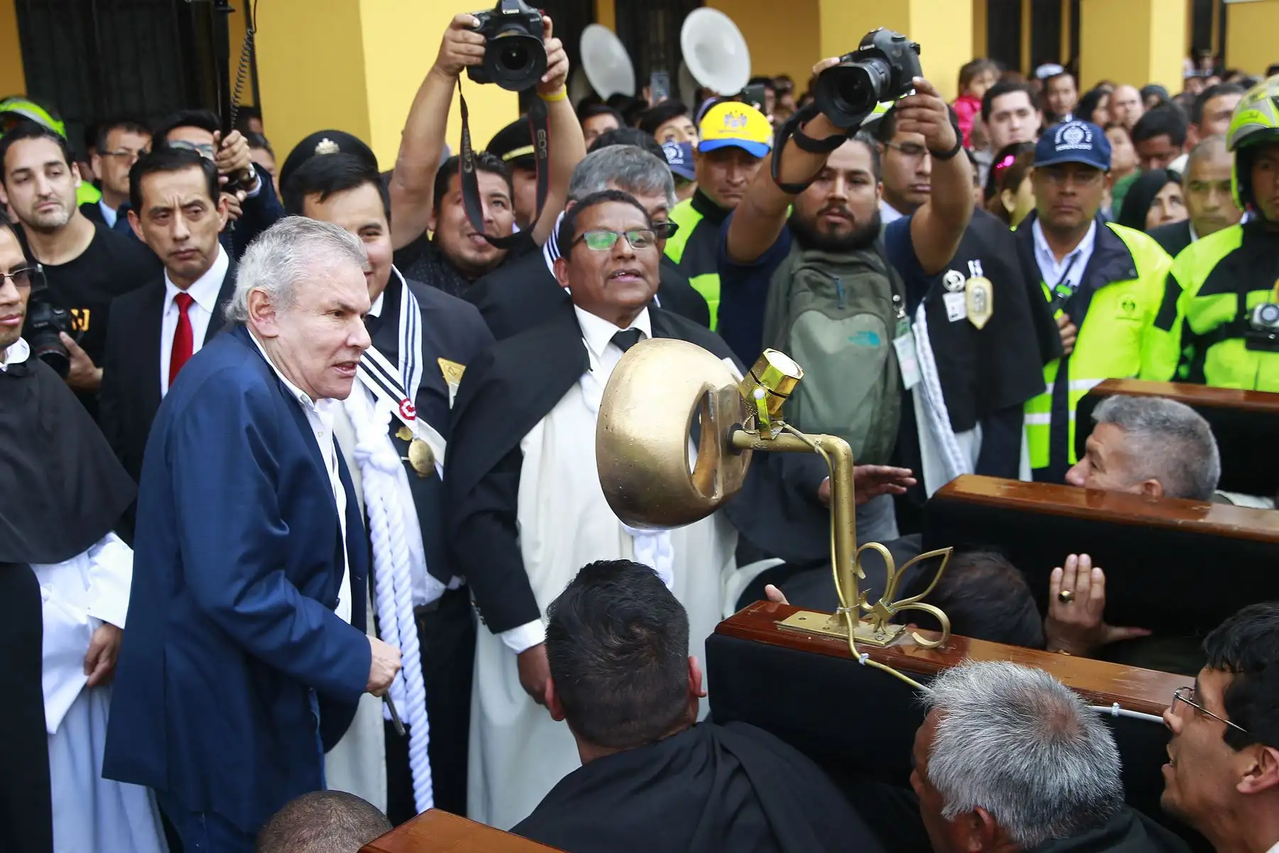 Alcalde de Lima, Luis Castañeda, saluda a los fieles que acompañan la procesión de Santa Rosa de Lima. Foto: ANDINA/Eddy Ramos.