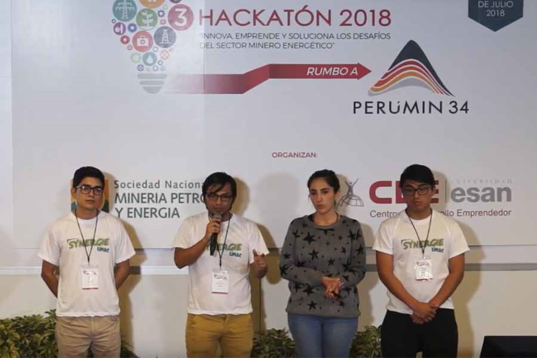 Luigi Bravo, Fernando Alata, Roberto Muños y Nataly Feijoo son los ganadores de la hackatón Rumbo al Perumin.