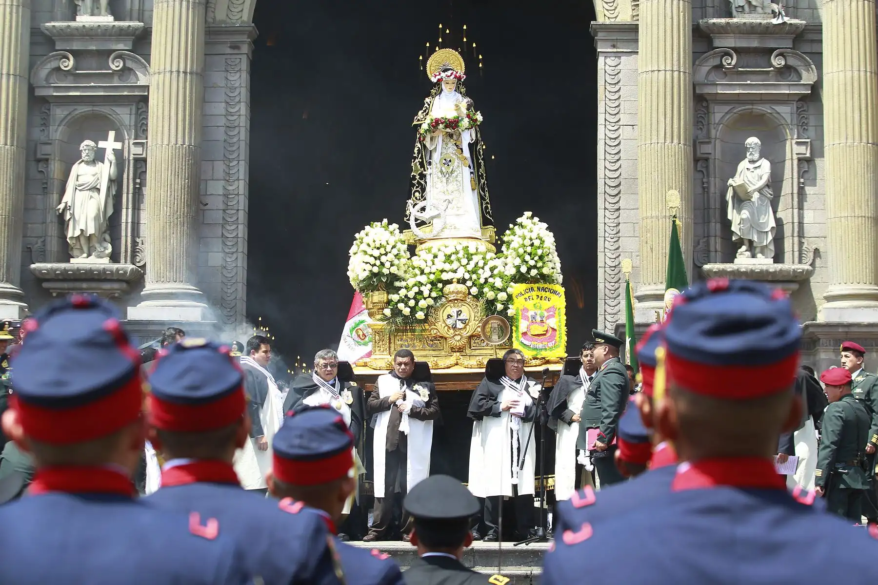 Alcalde de Lima, Luis Castañeda, saluda a los fieles que acompañan la procesión de Santa Rosa de Lima. Foto: ANDINA/Eddy Ramos.