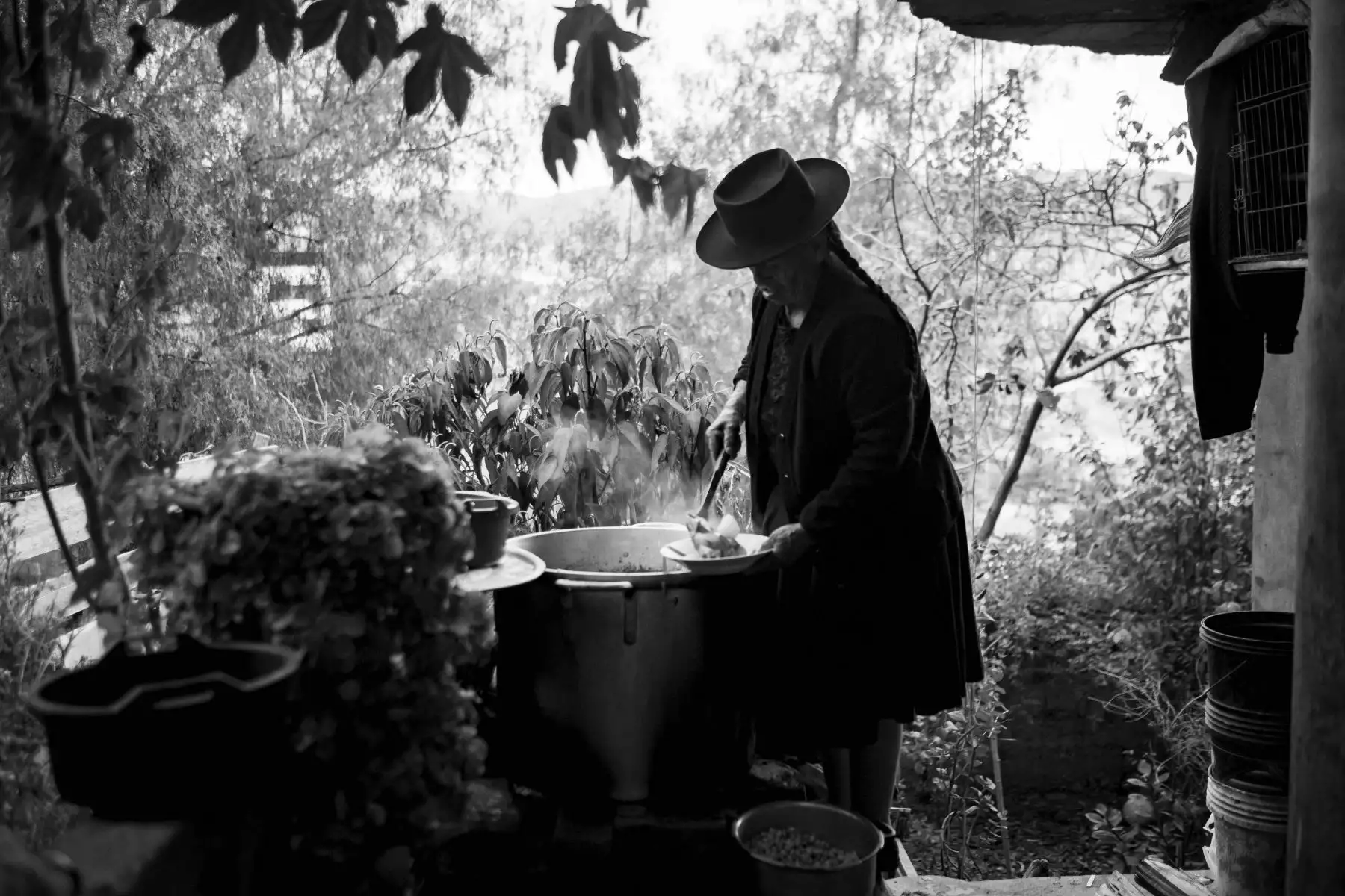 Teresa (Tía de Faustino) Prepara el adobo, comida que se sirve luego del entierro. Foto: ANDINA/Facundo Geli