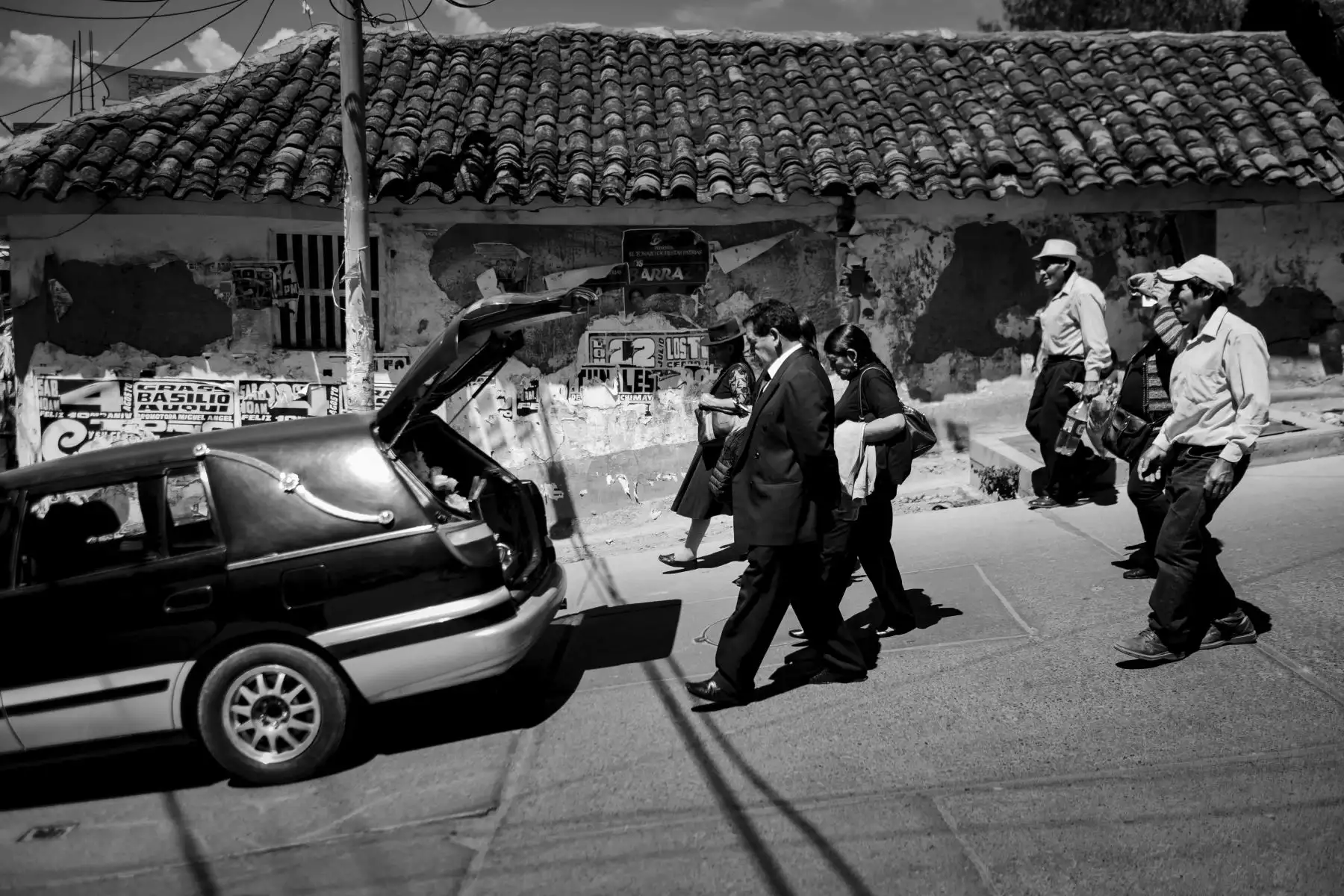 Familiares de Faustino caminan siguiendo coche fúnebre por las calles de Ayacucho antes del entierro.  Foto: ANDINA/Facundo Geli