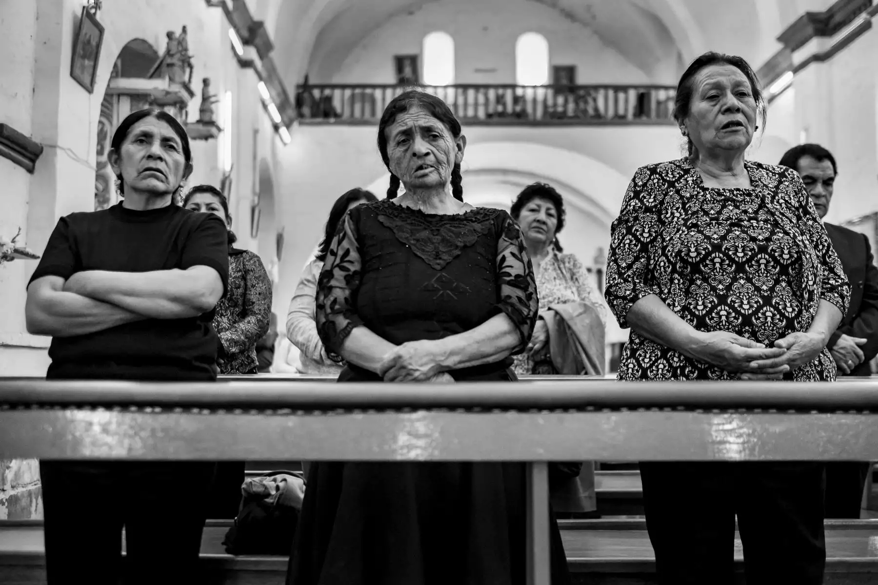 Las tres tías de Faustino (de izq. a derecha, Maura, Teresa y Marciana), durante la misa realizada previo al entierro de Faustino. Foto: ANDINA/Facundo Geli
