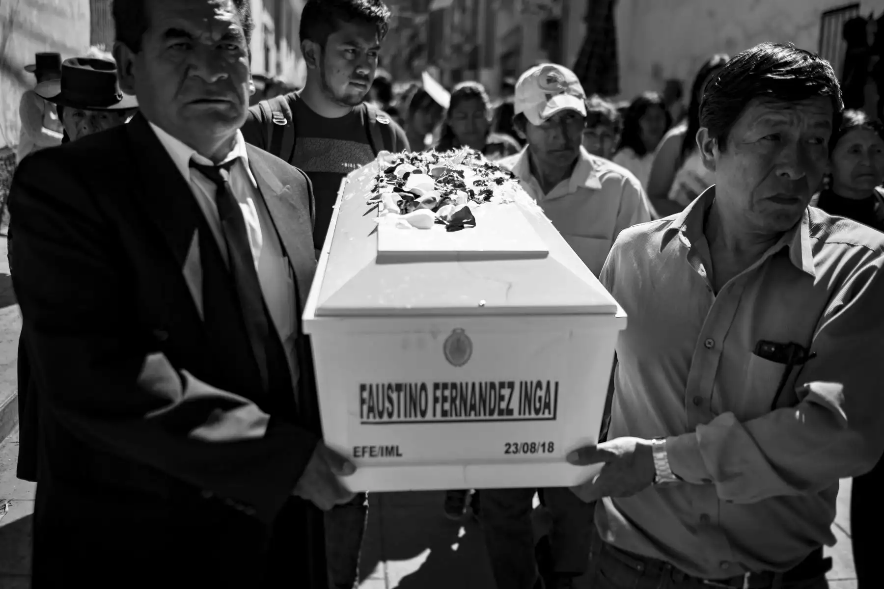 Conrado (izq. Tío de Faustino) y Demetrio (derecha, Esposo de la prima hermana de Faustino) trasladan por las calles de Ayacucho los restos de Faustino hasta el cementerio. Foto: ANDINA/Facundo Geli