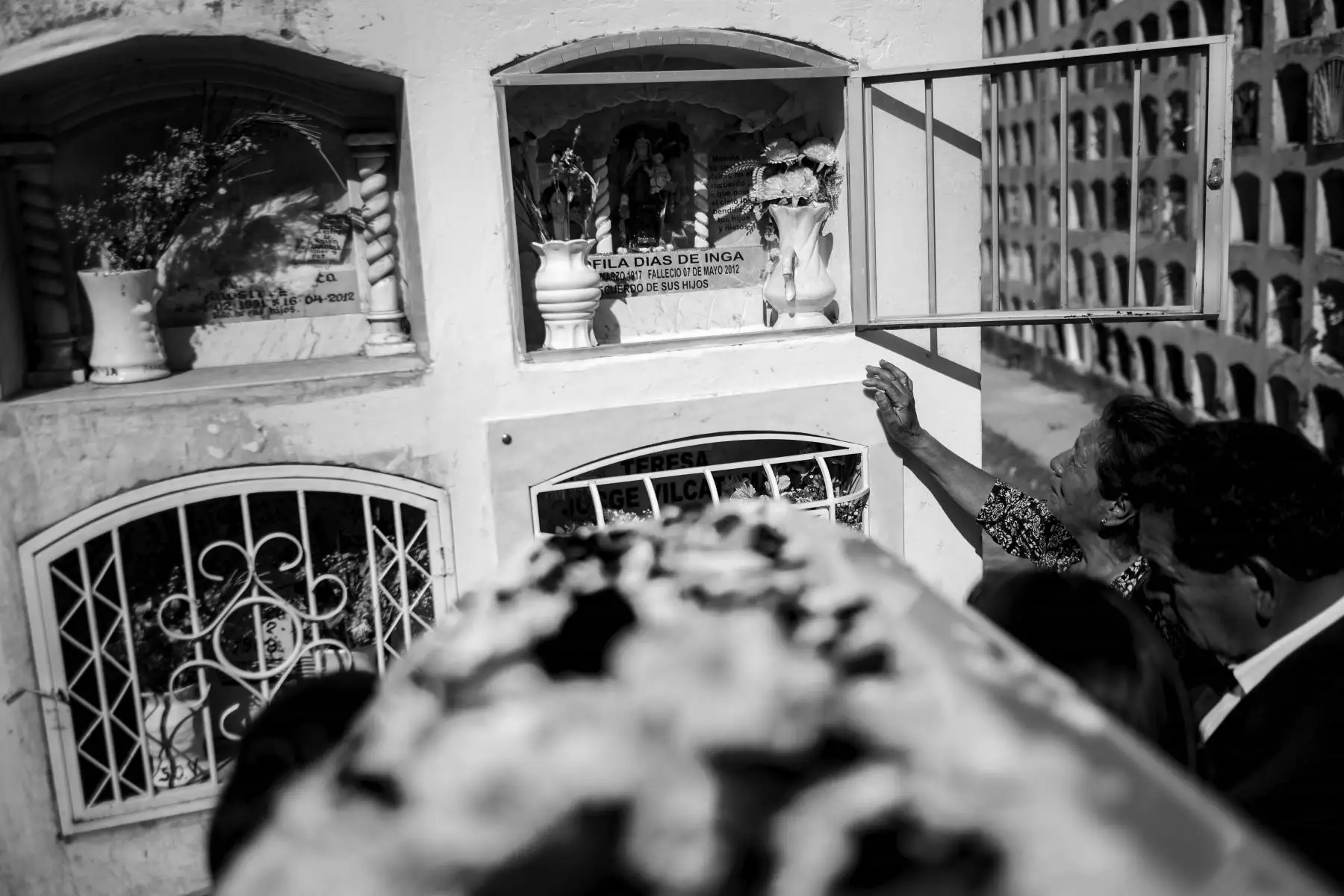 En el cementerio, Familiares acercan a Faustino a despedirse de su abuela Teófila. Foto: ANDINA/Facundo Geli
