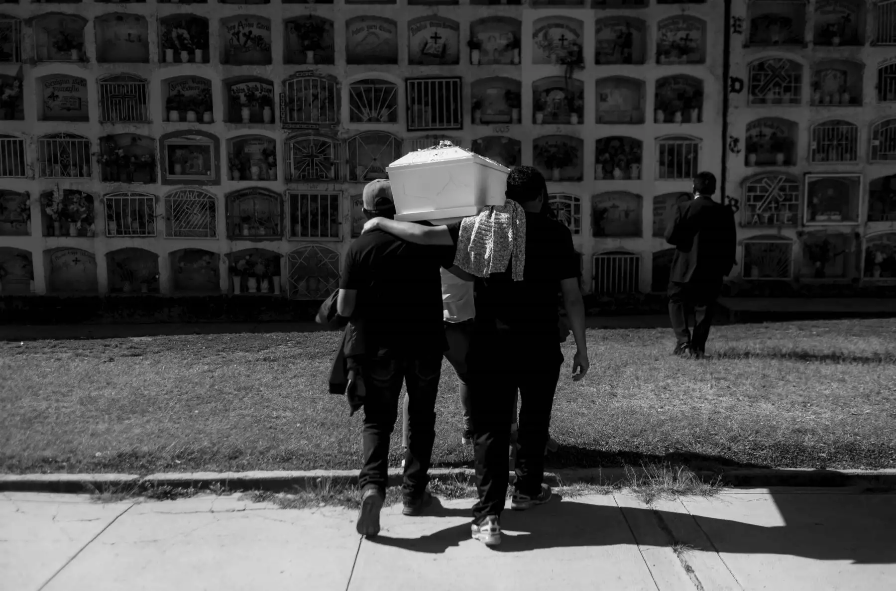 En el cementerio, Familiares acercan a Faustino a despedirse de su abuelo Víctor. Foto: ANDINA/Facundo Geli
