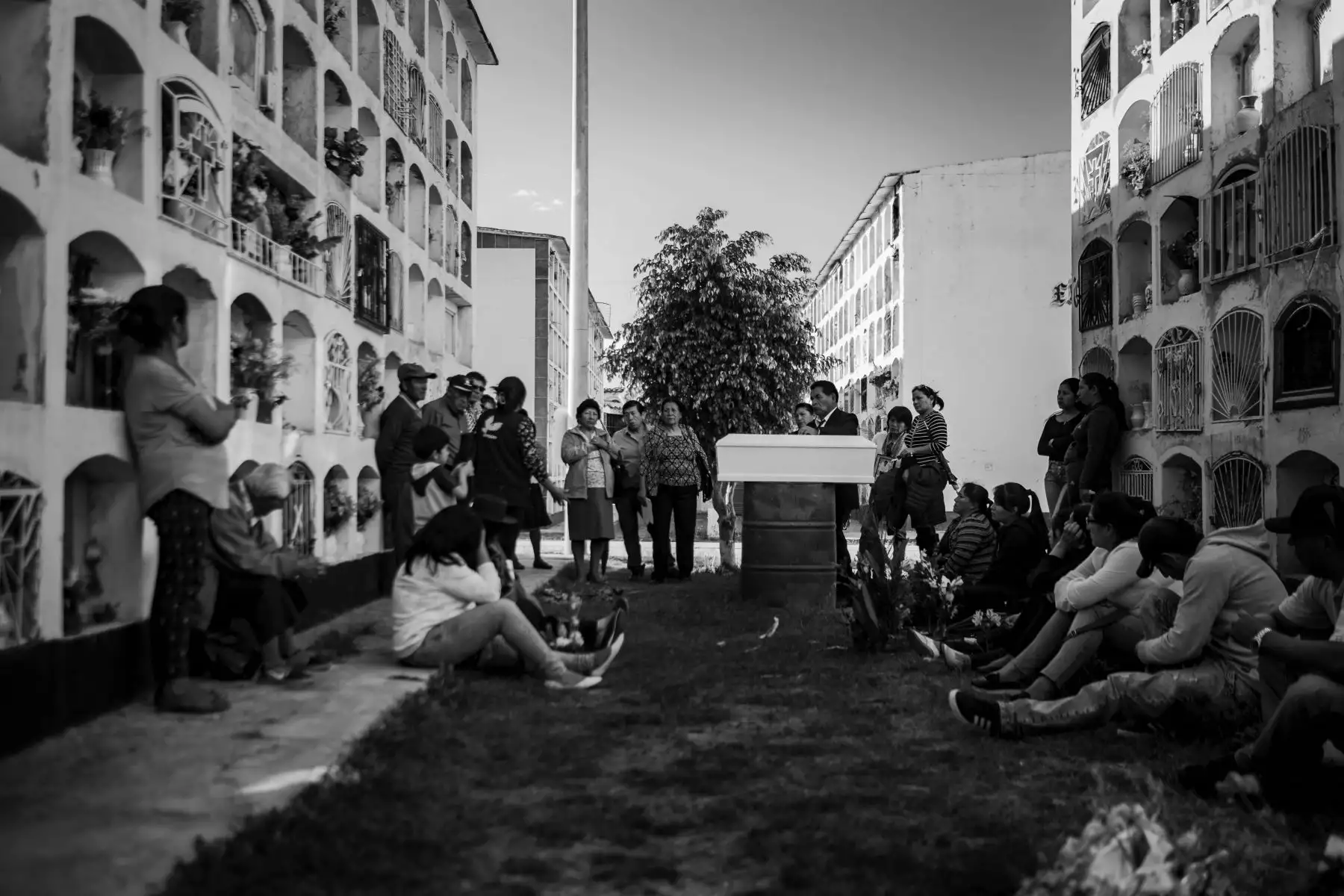Los familiares le dan el último adiós a Faustino. ANDINA/Facundo Geli
