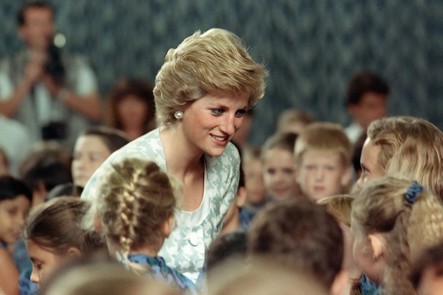 La Princesa Diana de Gales escuchando a los niños durante su visita a una escuela en Yakarta (1989). Foto: AFP