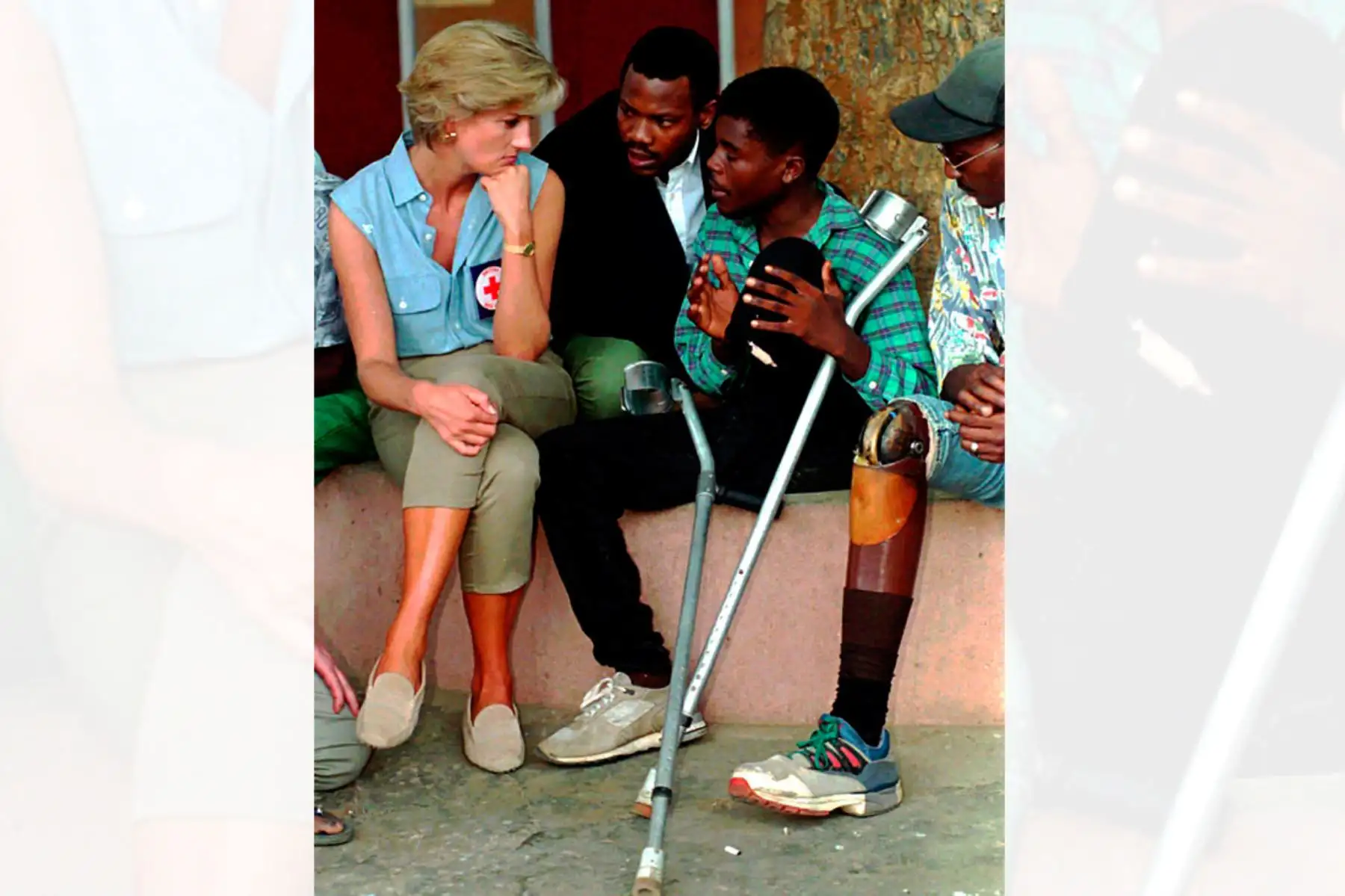 a princesa Diana conversa en un hospital de Luanda con varios ex soldados que sufren amputaciones por la explosión de minas terrestres colocadas durante la guerra civil en Angola (1995). Foto: EFE