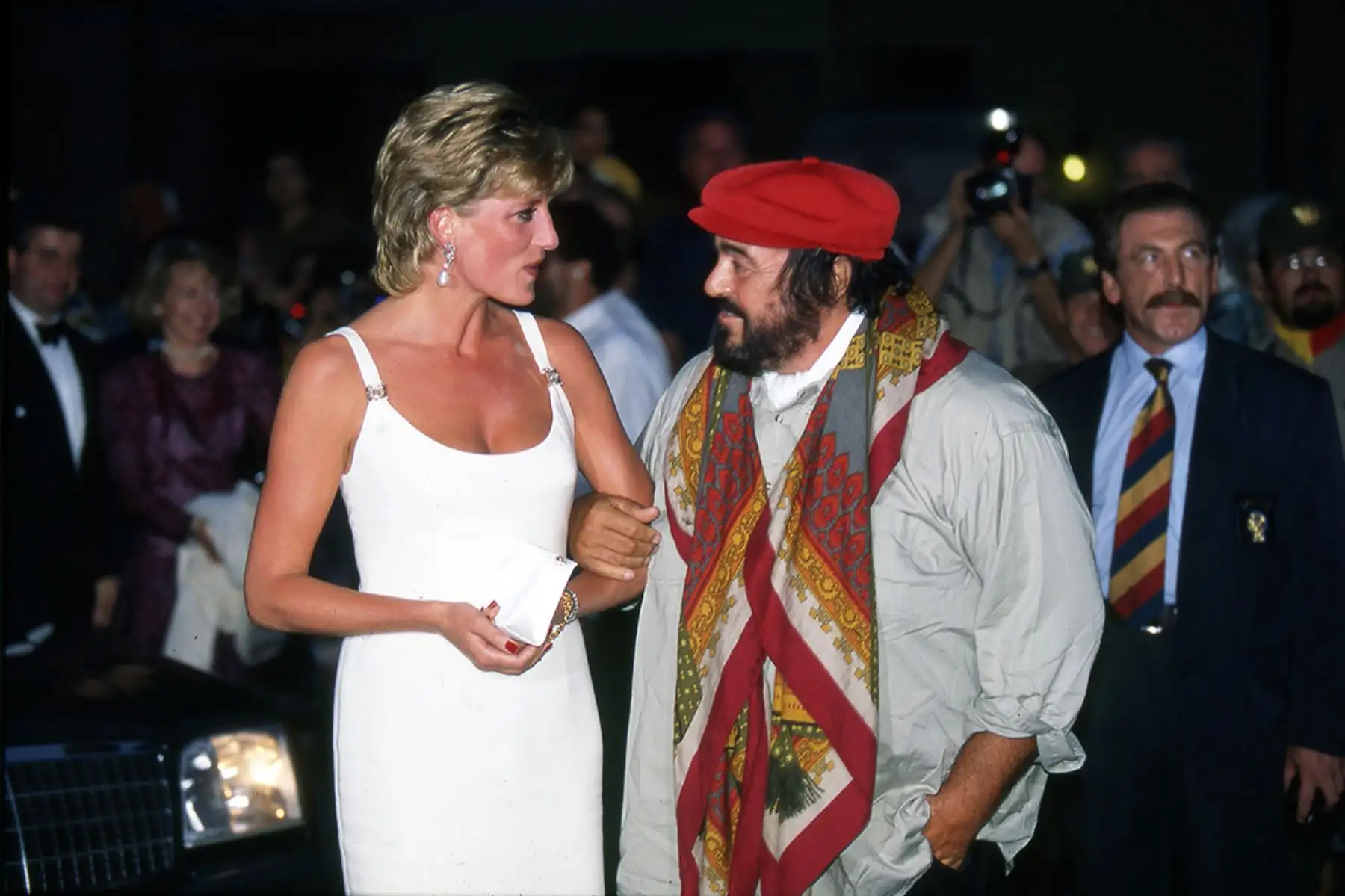 El tenor italiano Luciano Pavarotti hablando con la Princesa Diana en Módena (1995). Foto: AFP