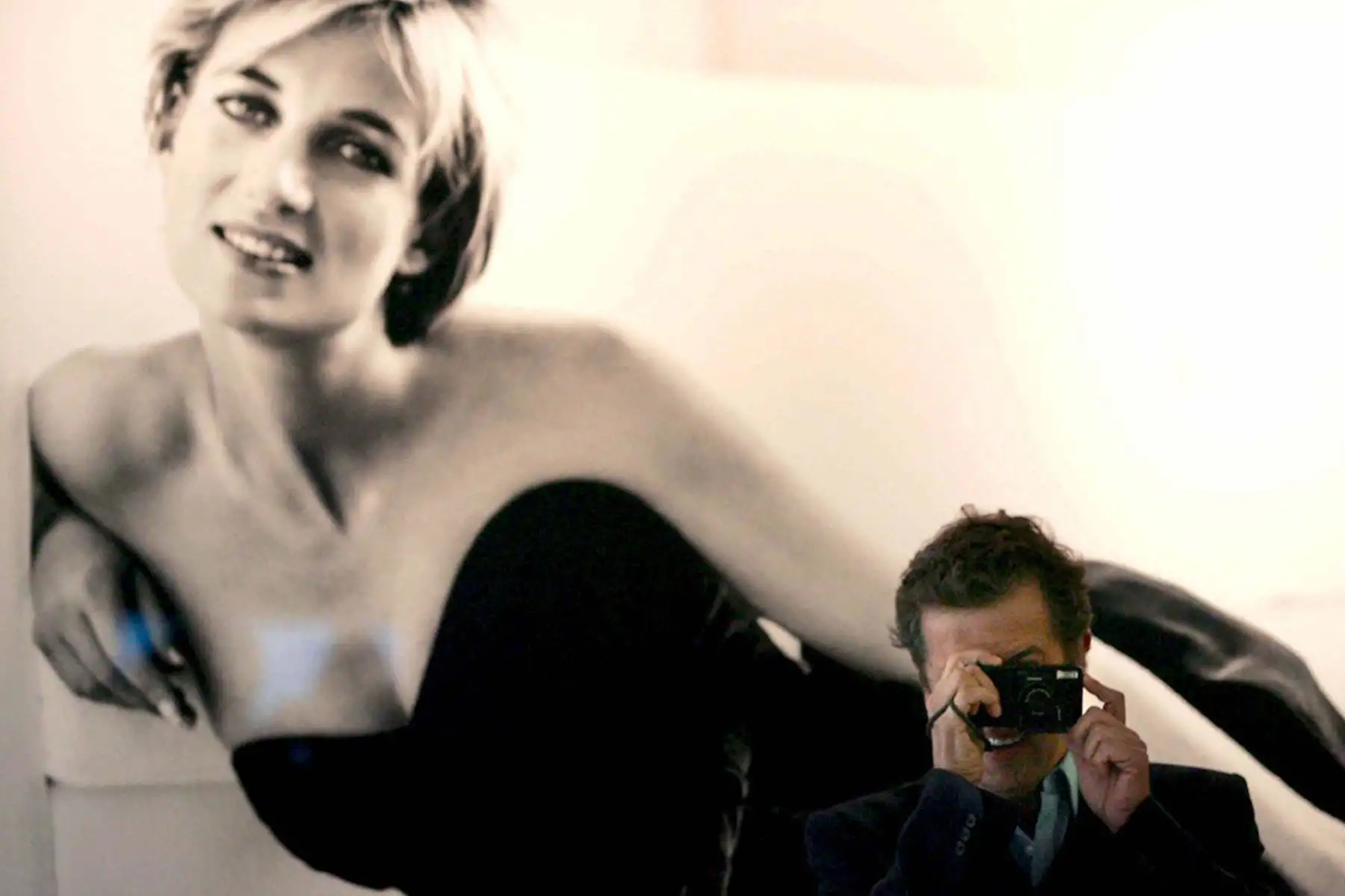 El famoso fotógrafo Mario Testino mirando su exposición de fotografías de Diana, princesa de Gales, muchas de ellas desconocidas, en el Palacio de Kensington, Londres (2005). Foto: EFE