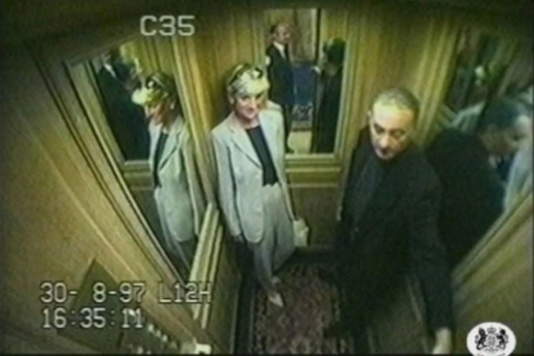 Fotografía distribuida por la oficina del Juez de Instrucción que muestra a la princesa Diana y a su pareja Dodi Al Fayed en un ascensor del hotel Ritz de Paris después de su llegada a última hora de la tarde del 30 de agosto de 1997. La foto fue tomada horas antes de morir en un accidente de coche. Foto: EFE