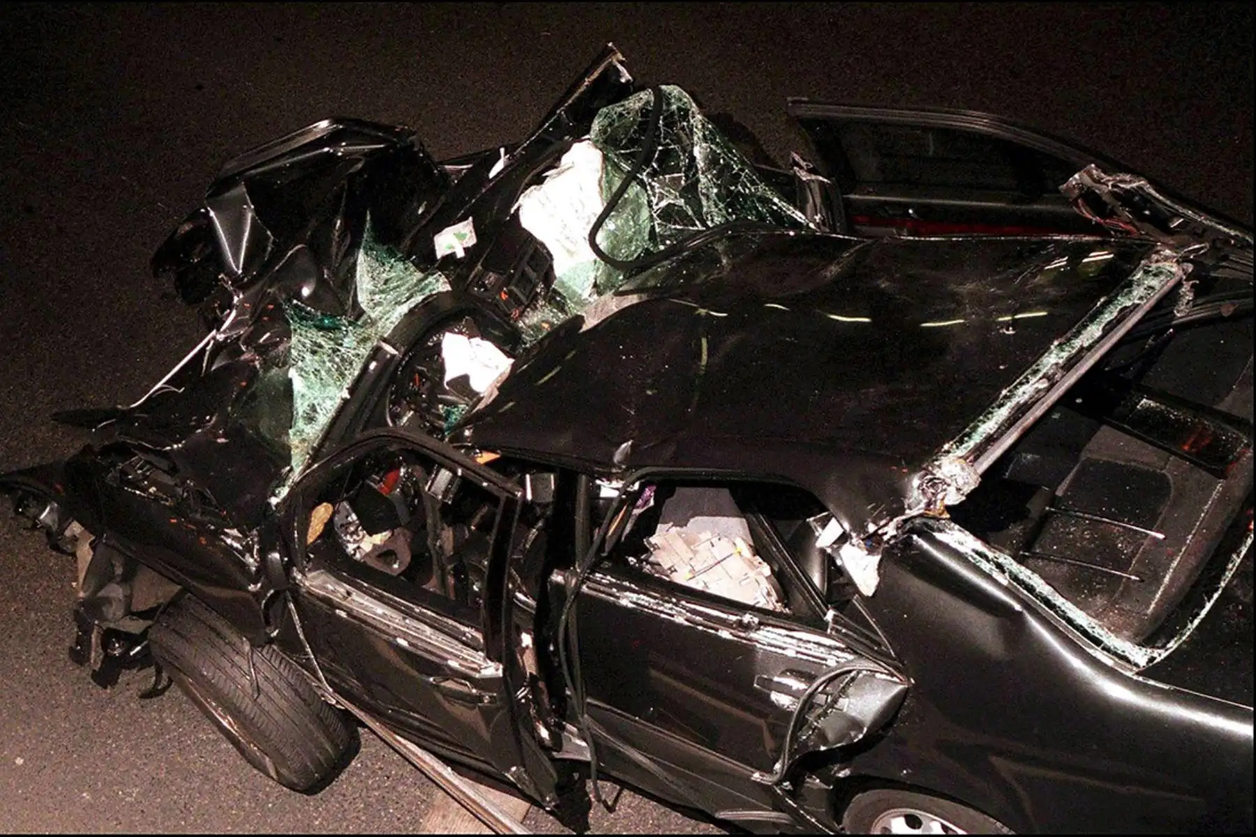 Fotografía de archivo tomada el 31 de agosto de 1997 que muestra los restos del Mercedes Benz en el que viajaban la Princesa Diana y su acompañante Dodi Al Fayed, que fallecieron en el accidente junto con el conductor Henri Paul en el tunel Alma de París, Francia. Foto: EFE