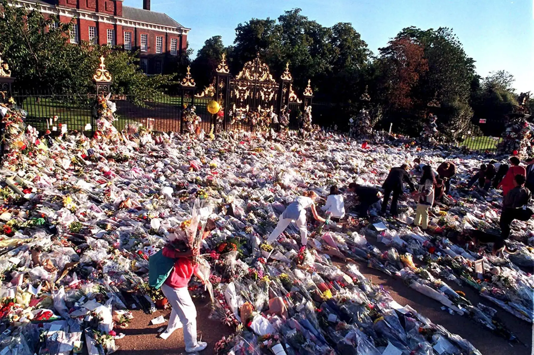 Palacio de Kensington, residencia de la princesa de Gales, con la entrada repleta de flores dos días después de conocerse su muerte en un accidente en Paris (1997). Foto: EFE