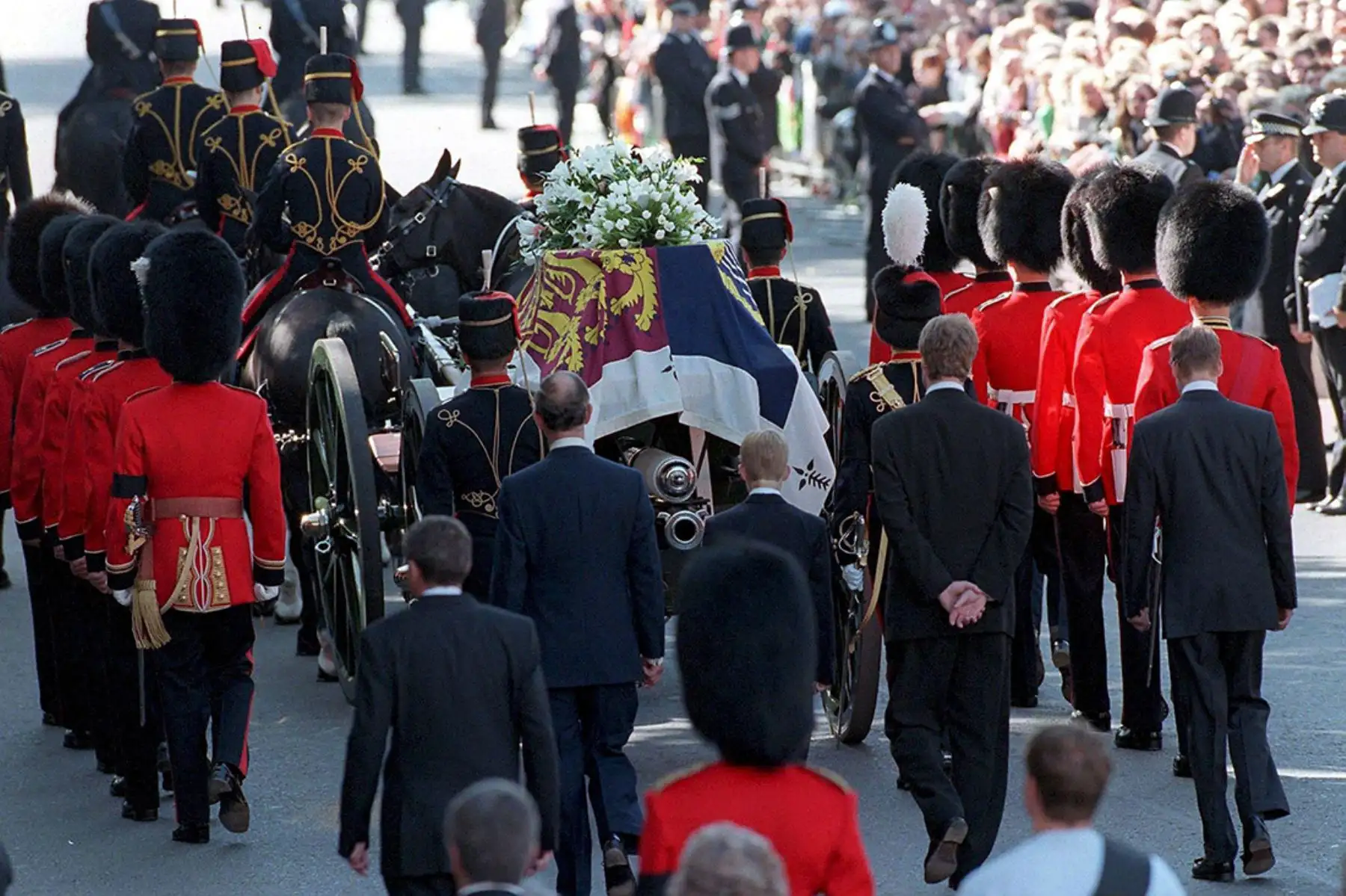 Féretro de Diana, princesa de Gales, cubierto con el estandarte real, acompañado por oficiales de la Guardia del País de Gales, y transportado en un carro de armas de la Tropa del Rey, cuando se dirige al funeral celebrado en la Abadía de Westminster, seguido por el príncipe Carlos y sus dos hijos los príncipes Enrique y Guillermo (1997). Foto: EFE