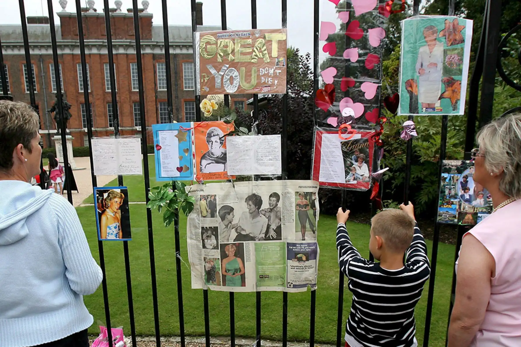 Varias fotografías y notas colocadas en recuerdo de la princesa Diana en el Palacio Kensington de Londres al cumplirse 10 años de su muerte (2007). Foto: EFE