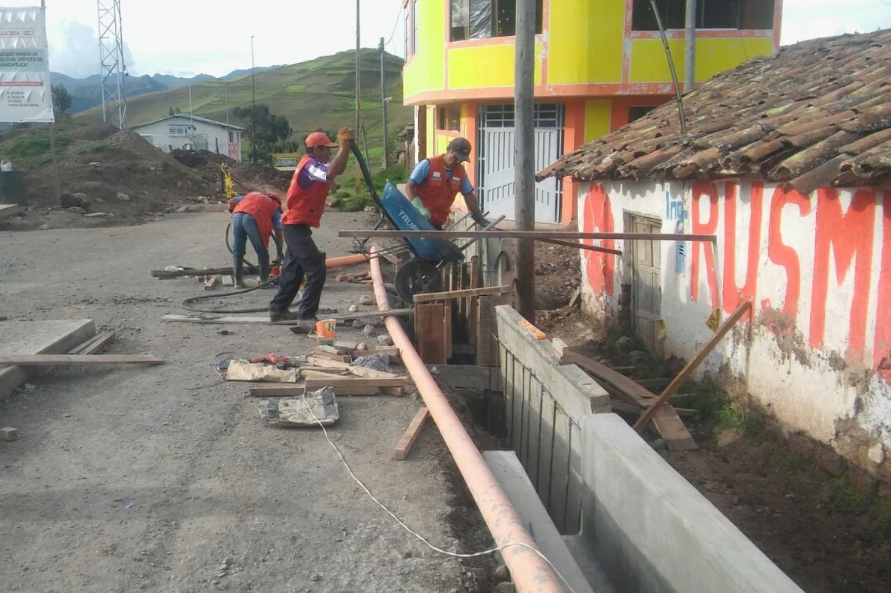 Reconstrucción con Cambios transfiere S/ 1.8 millones a Huancavelica para reconstruir avenida.