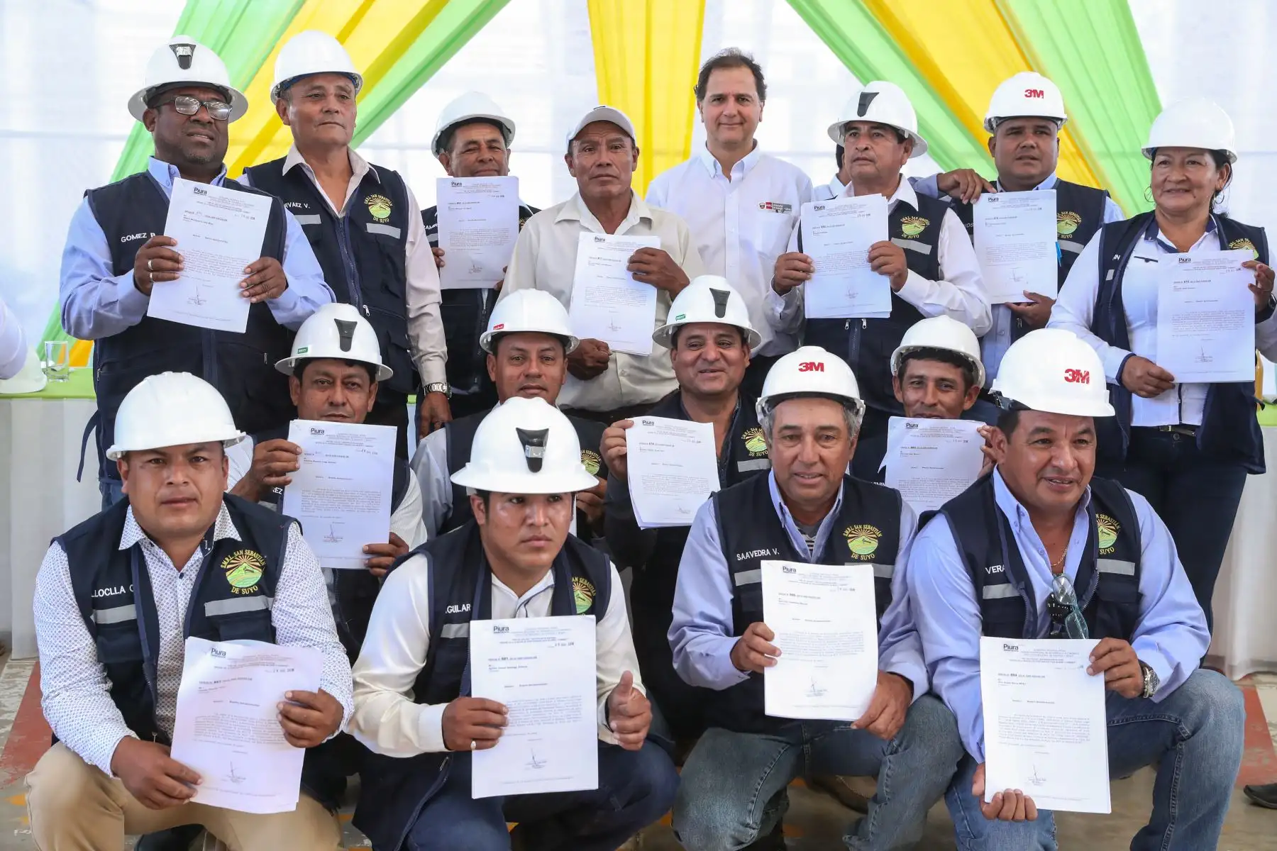 Mineros artesanales recibieron certificados de autorización de inicio de actividades en la localidad de Suyo, Piura. Foto: ANDINA/Minem