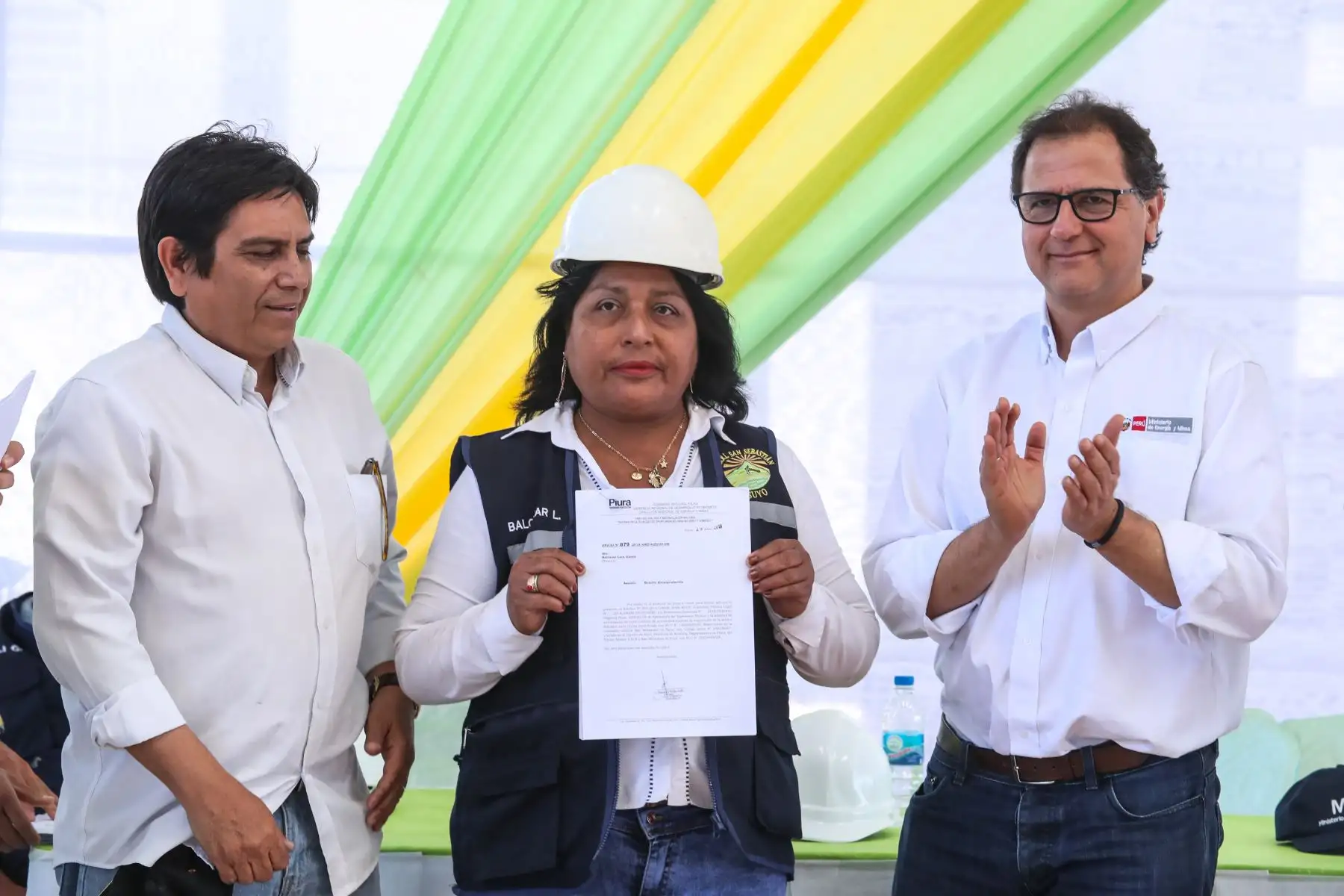 18 mineros artesanales recibieron de manos de ministro Francisco Ísmodes, los certificados que los autorizan a realizar actividades extractivas e la localidad piurana de Suyo.Foto:ANDINA/Minem
