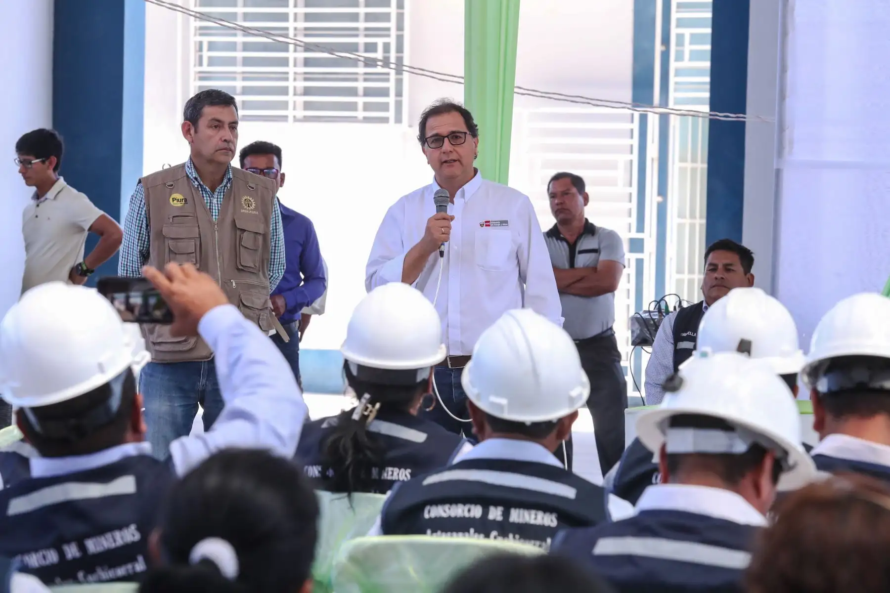 18 mineros artesanales recibieron de manos de ministro Francisco Ísmodes, los certificados que los autorizan a realizar actividades extractivas e la localidad piurana de Suyo.Foto:ANDINA/Minem