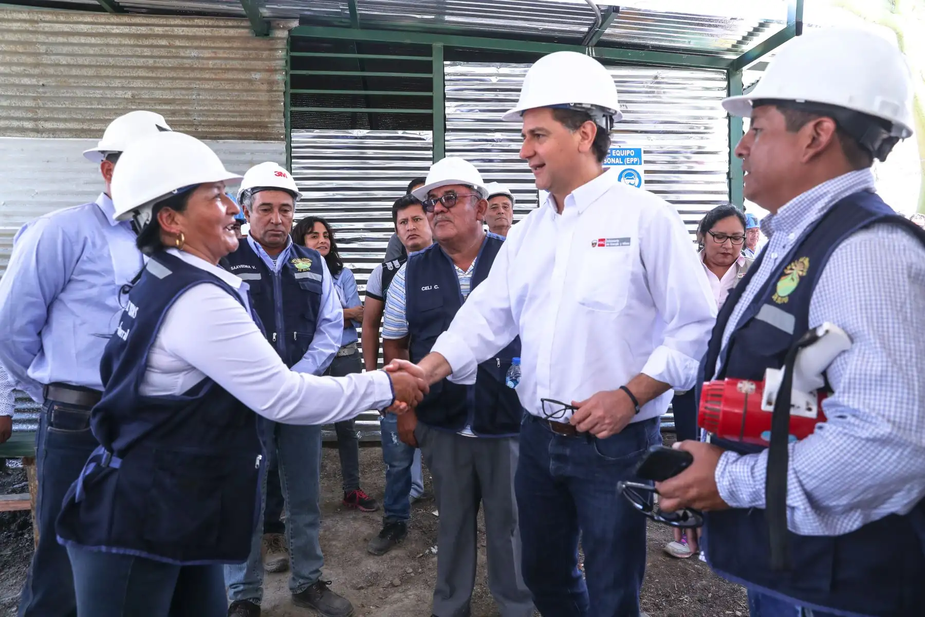18 mineros artesanales recibieron de manos de ministro Francisco Ísmodes, los certificados que los autorizan a realizar actividades extractivas e la localidad piurana de Suyo.Foto:ANDINA/Minem