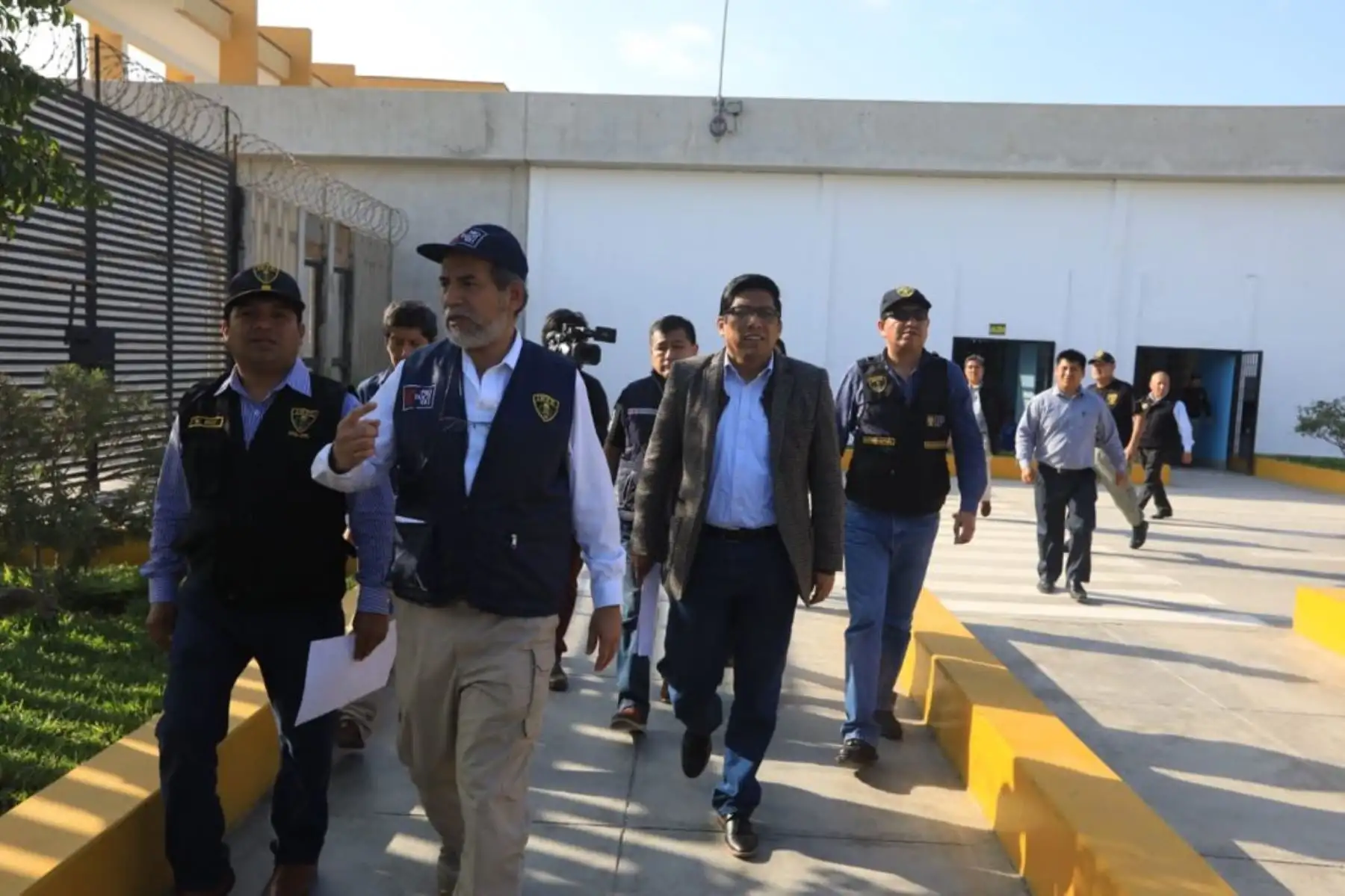 Ministro de Justicia, Vicente Zeballos, visitó penales de Cañete y Chincha.