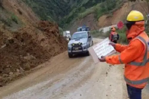 La circulación de vehículos en el tramo Cutervo-Chiple, a la altura del kilómetro 67+000 y 67+080, en el distrito de Santo Domingo de la Capilla, en la provincia de Cutervo, región Cajamarca), se encuentra restringido a un solo carril, debido a que la vía fue afectada por un deslizamiento de talud producto de las lluvias.