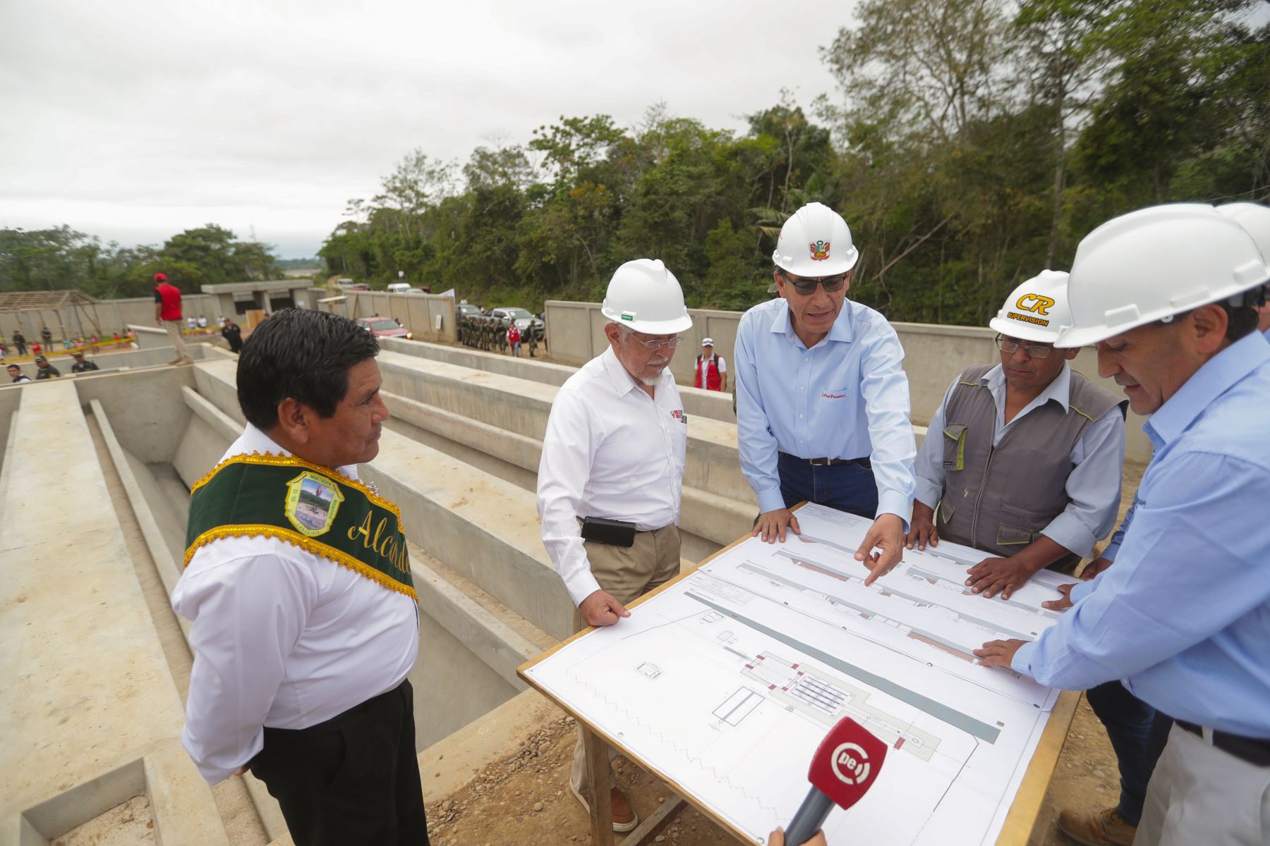 Ministro Javier Piqué y el Presidente Martín Vizcarra inspeccionan avances de obra de saneamiento en Puerto Rosario, Madre de Dios. Foto: Cortesía.