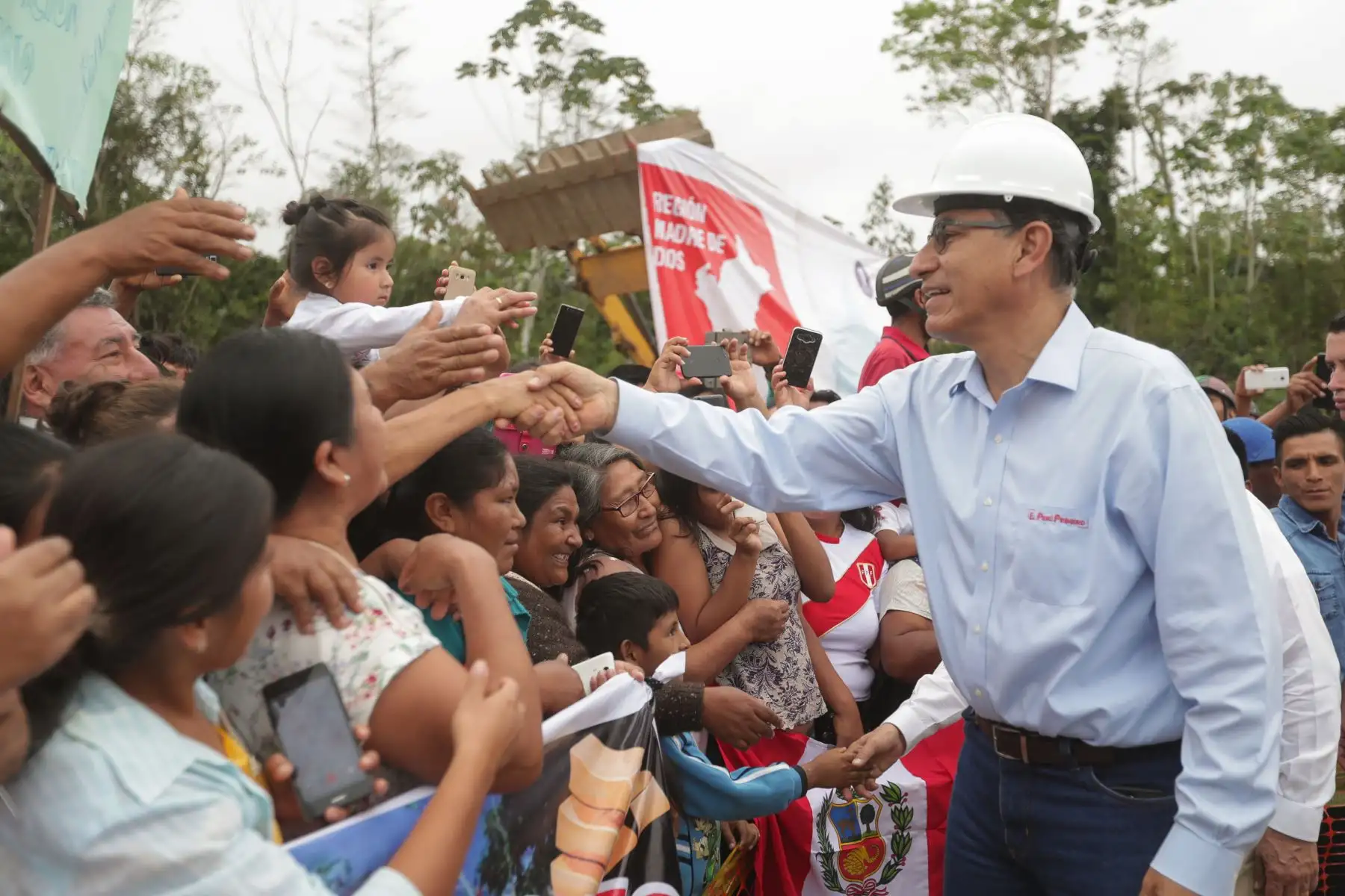 Jefe de Estado Martin Vizcarra inspeccionó las obras del proyecto de “Mejoramiento del Servicio de Agua Potable y Saneamiento del distrito de Laberinto” en la localidad de Puerto Rosario – Tambopata.Foto:ANDINA/Prensa Presidencia